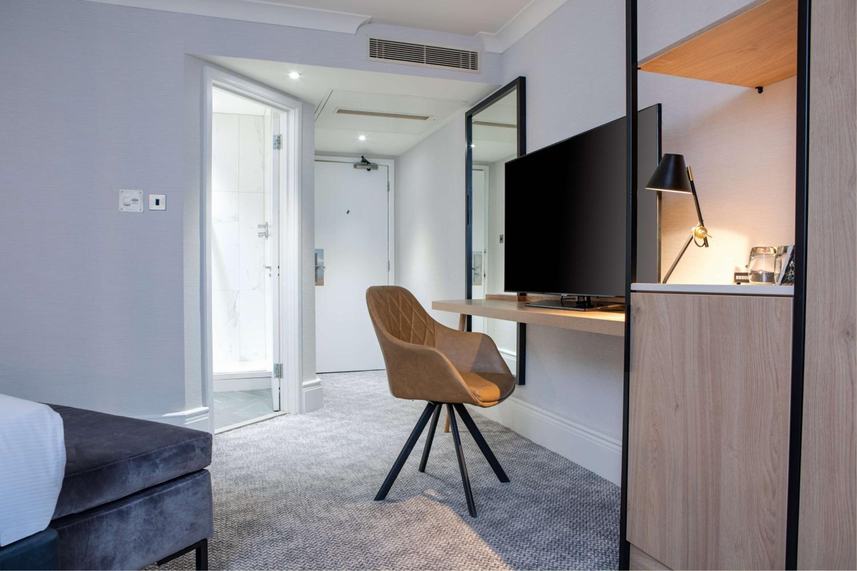 Deluxe King Room - Photo 2