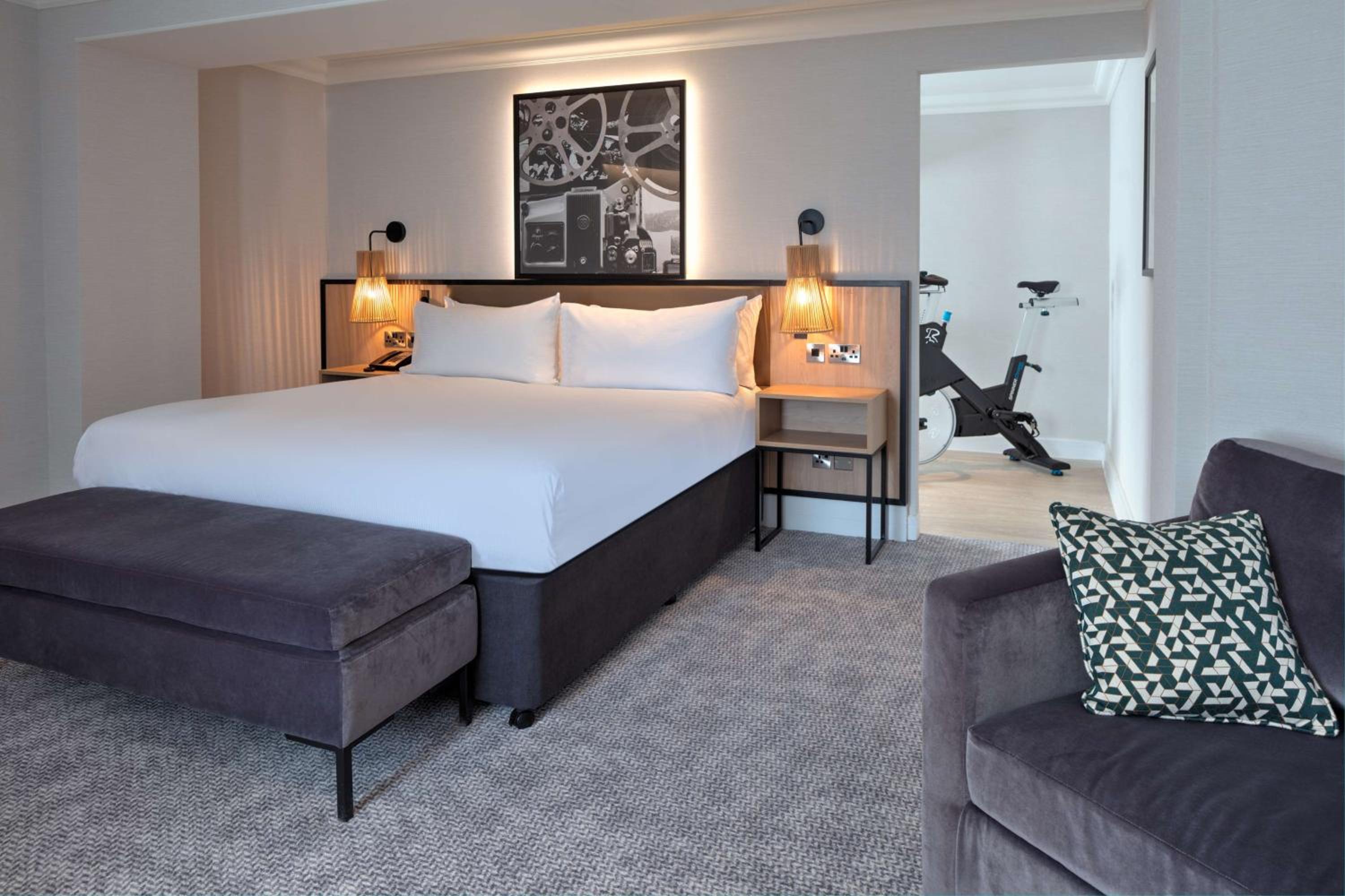 King Room with Double Sofa Bed - Photo 1