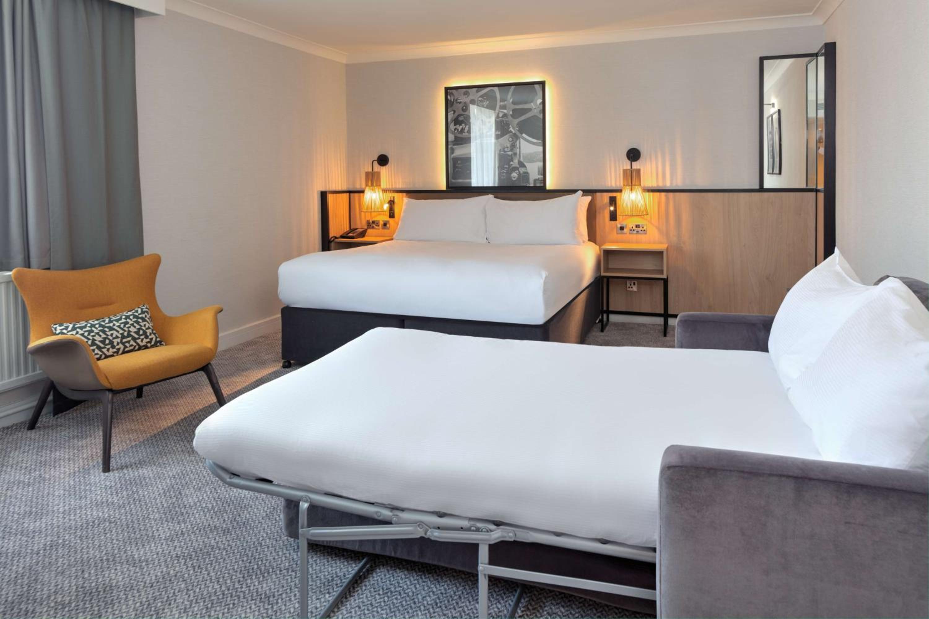 Queen Deluxe Room with Double Sofa Bed photo 3