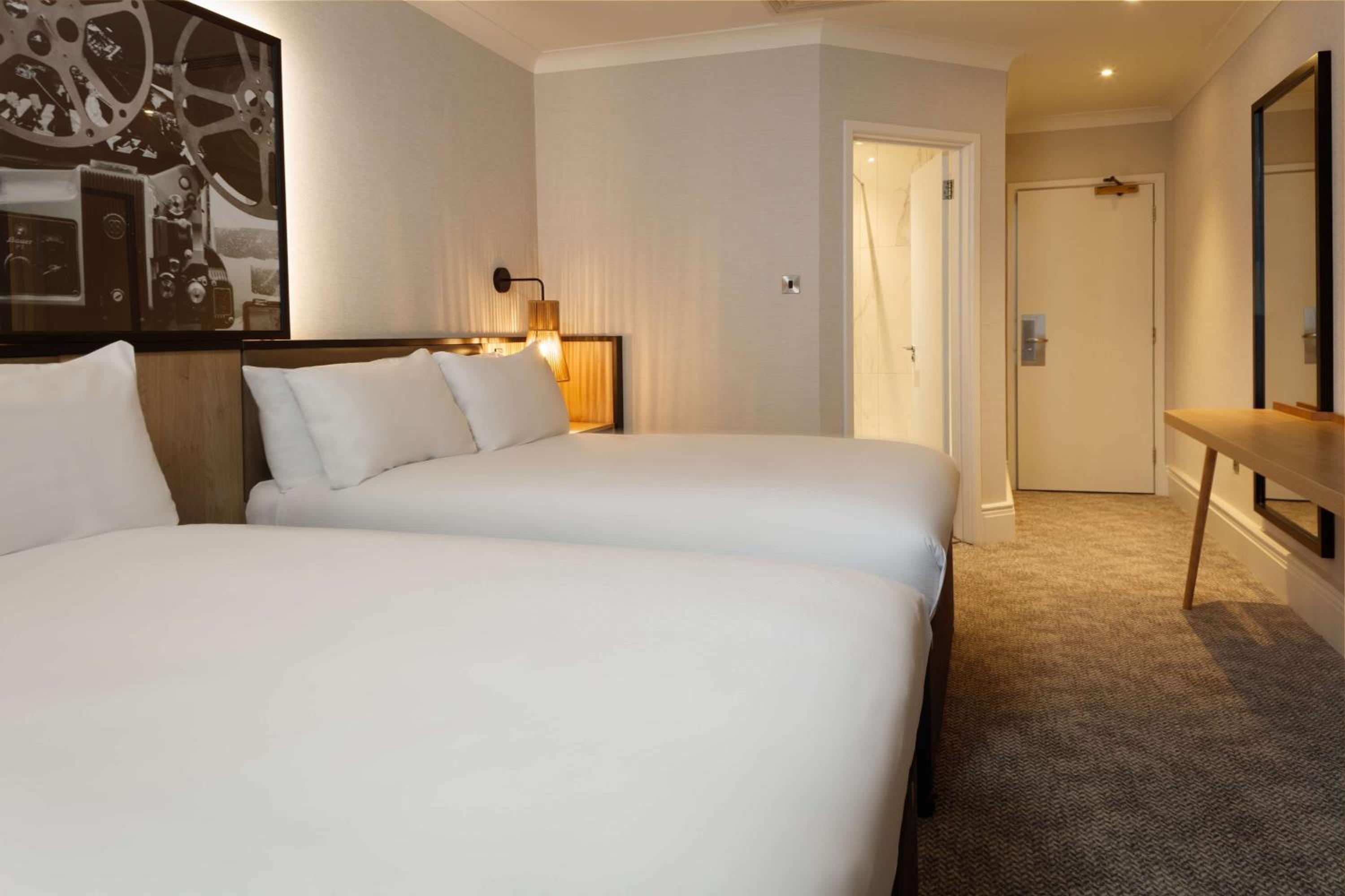 Double Room with Two Double Beds - Photo 2