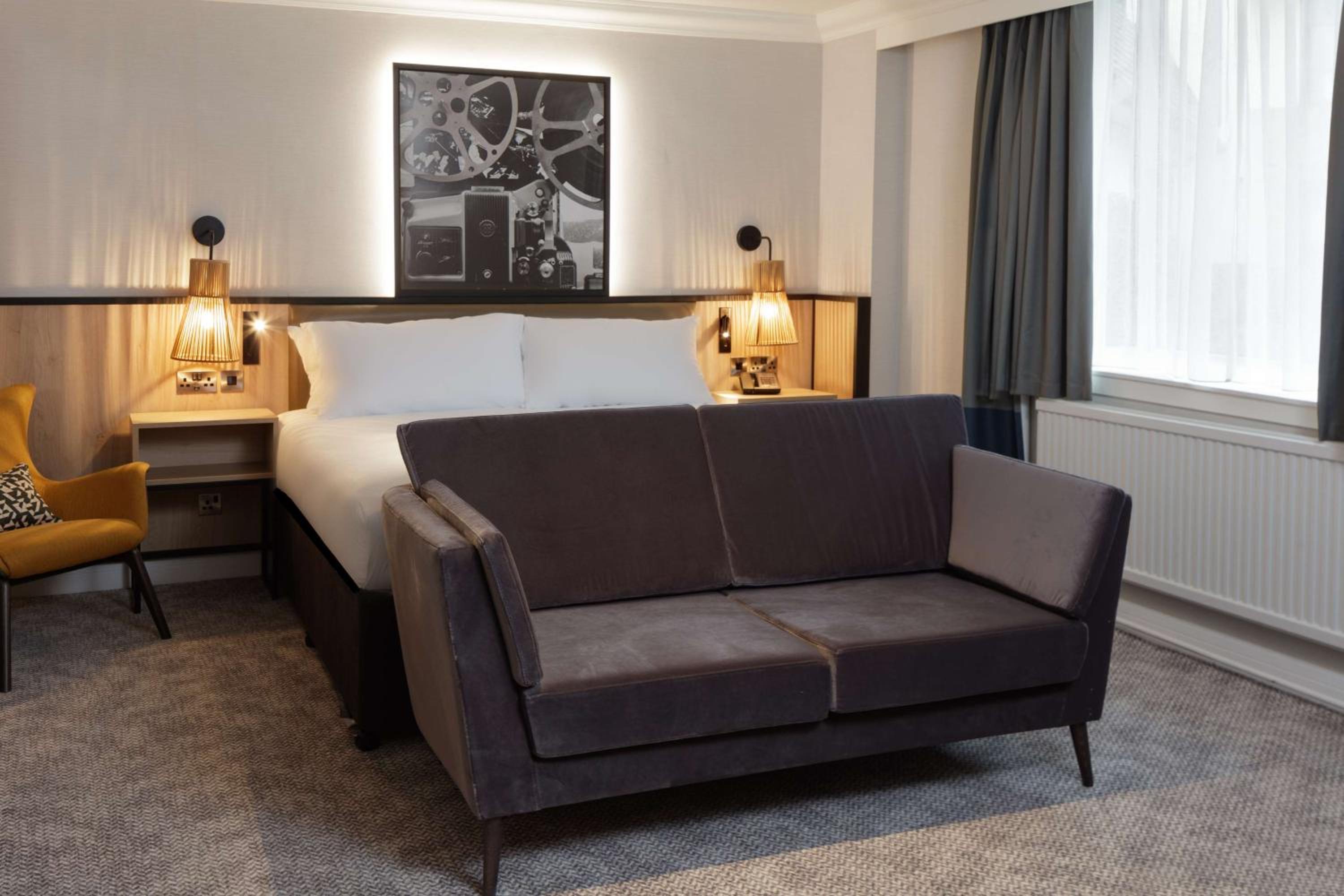 Deluxe King Room - Photo 7