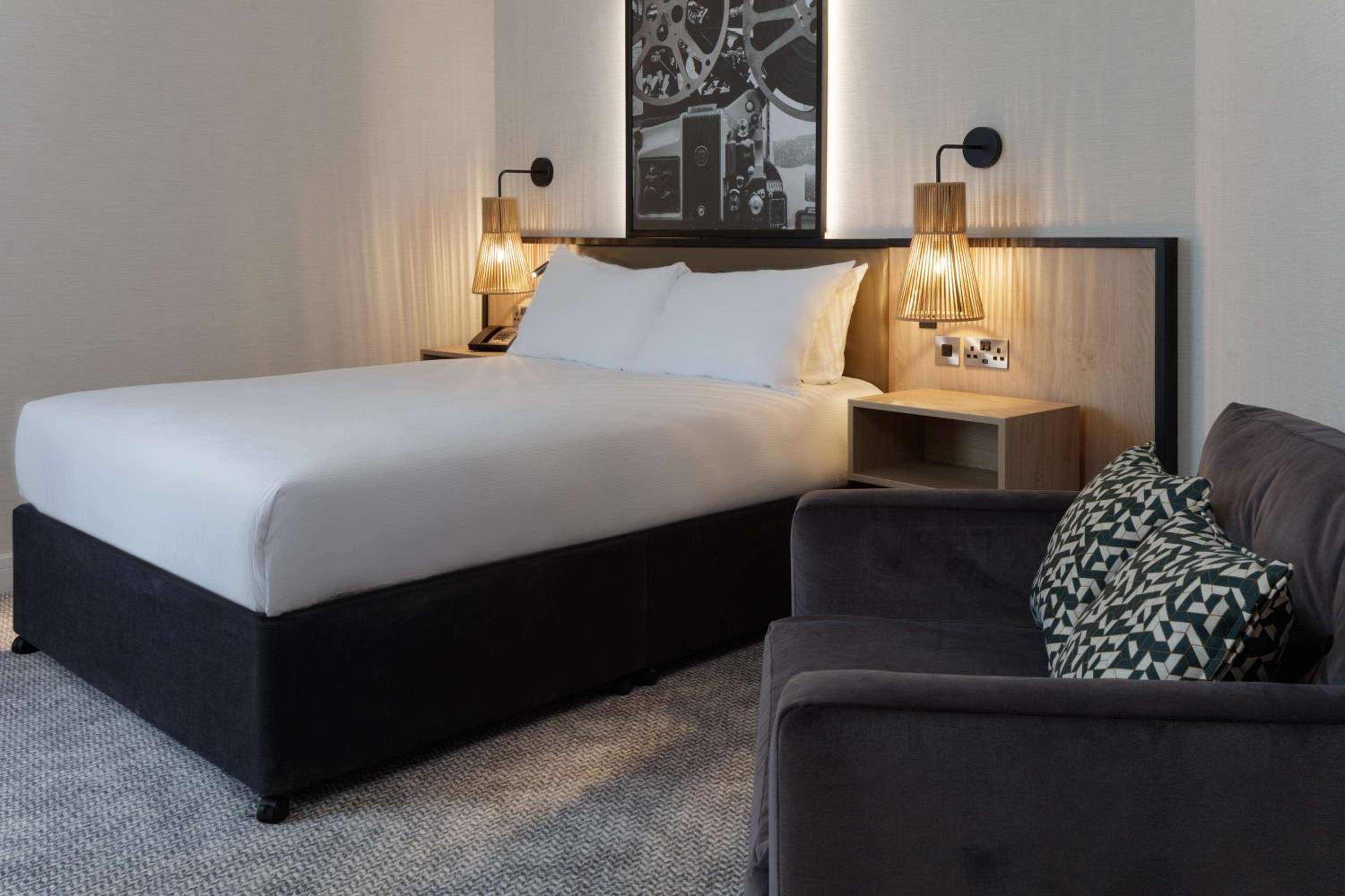 Queen Room with Sofa Bed - Photo 6