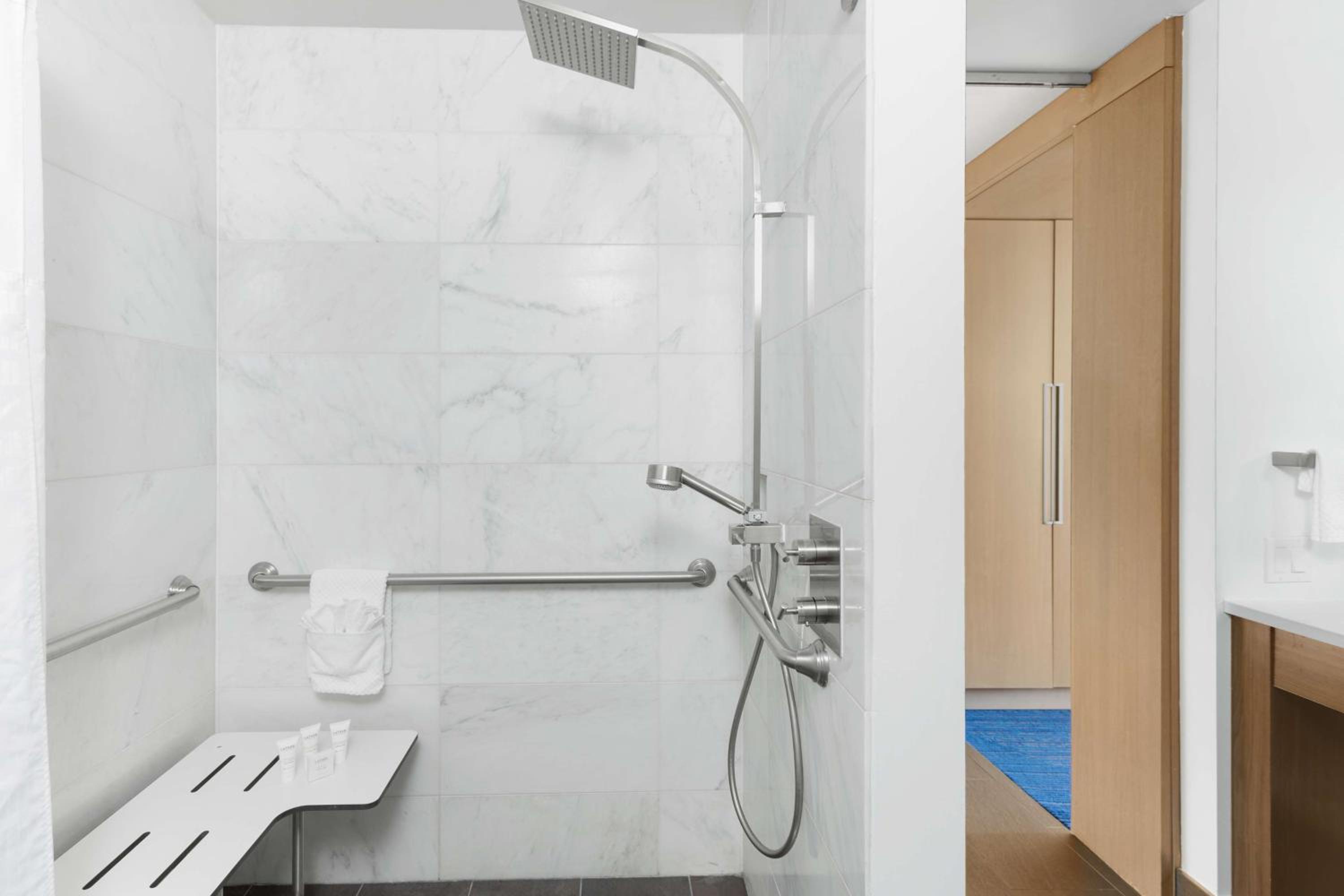 King Room with Roll-In Shower - Mobility Access