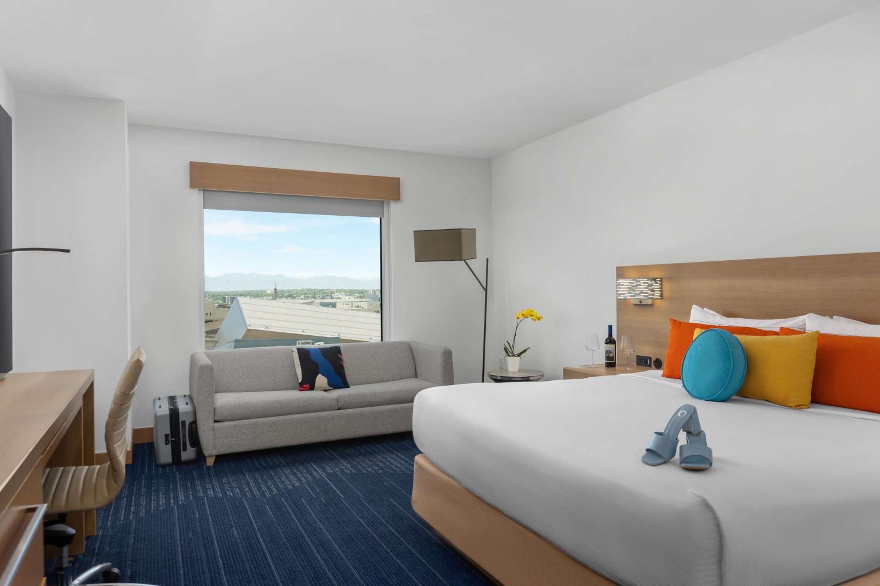 Deluxe King Room with Sofa Bed and Mountain View