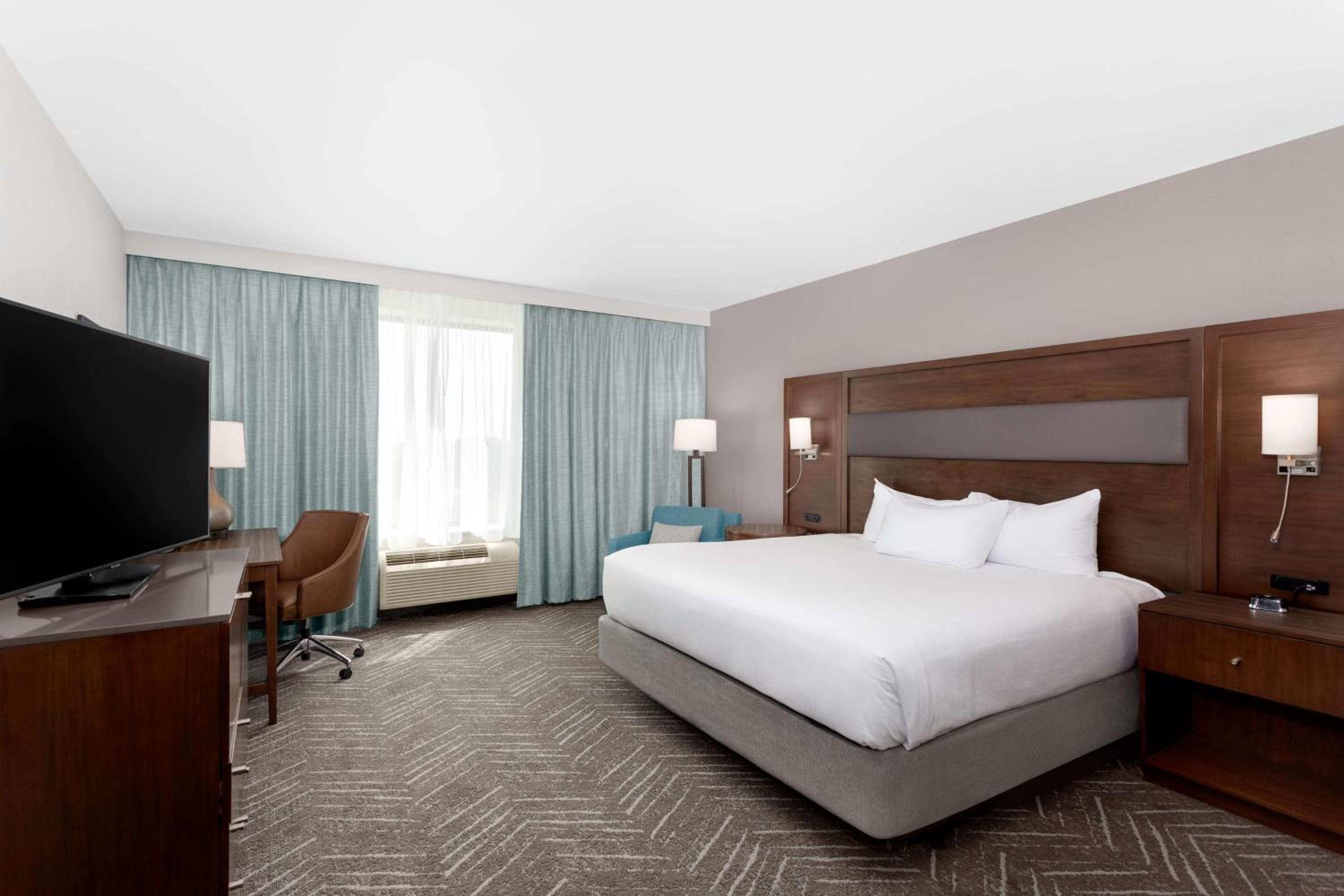 King Room with Accessible Tub - Mobility Access