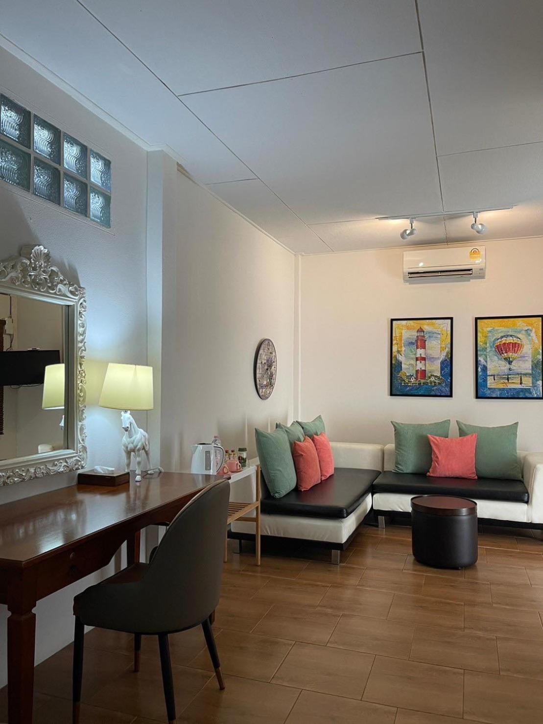 One-Bedroom Suite - Photo 7