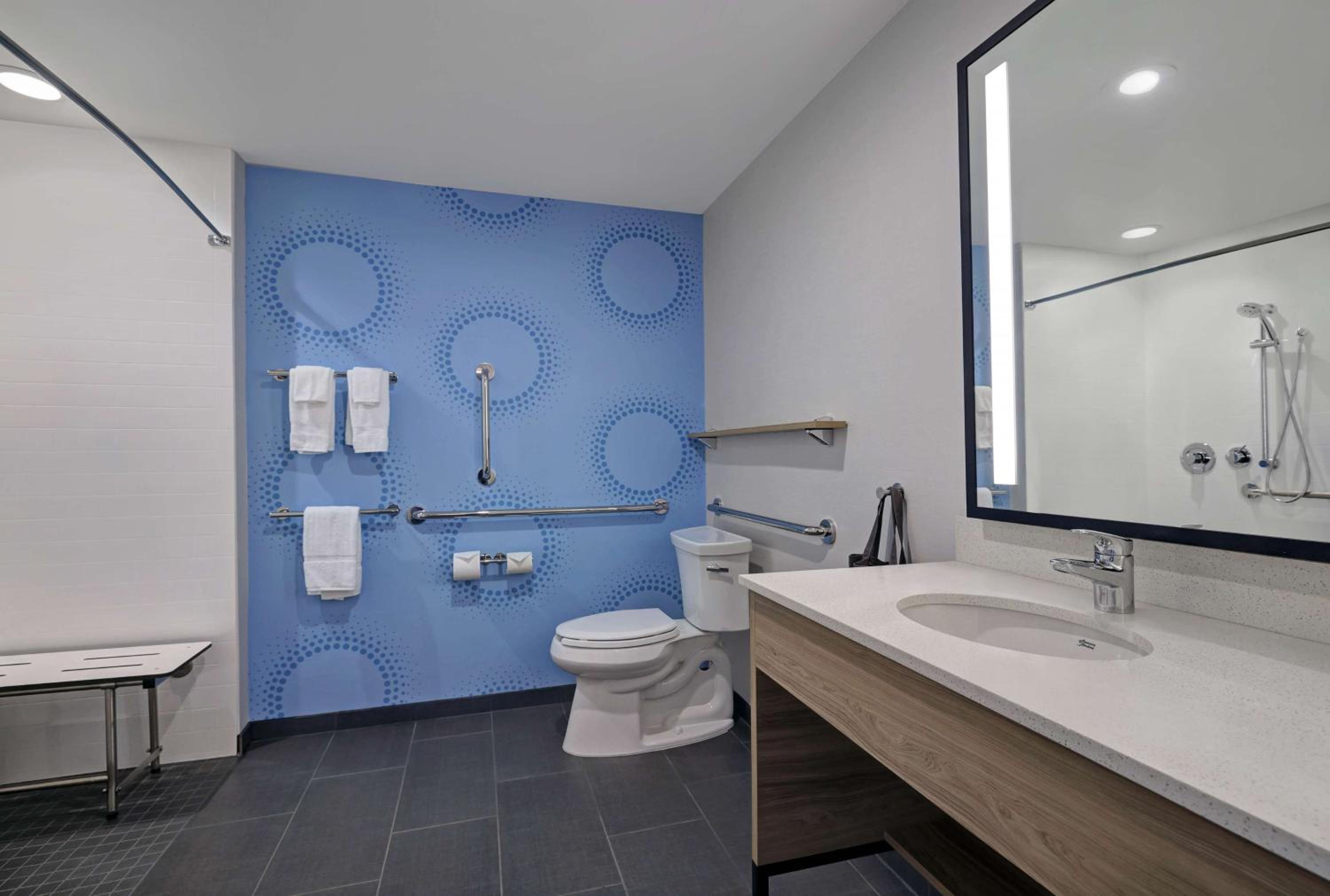 King Room with Roll-In Shower - Mobility and Hearing Access - Photo 2