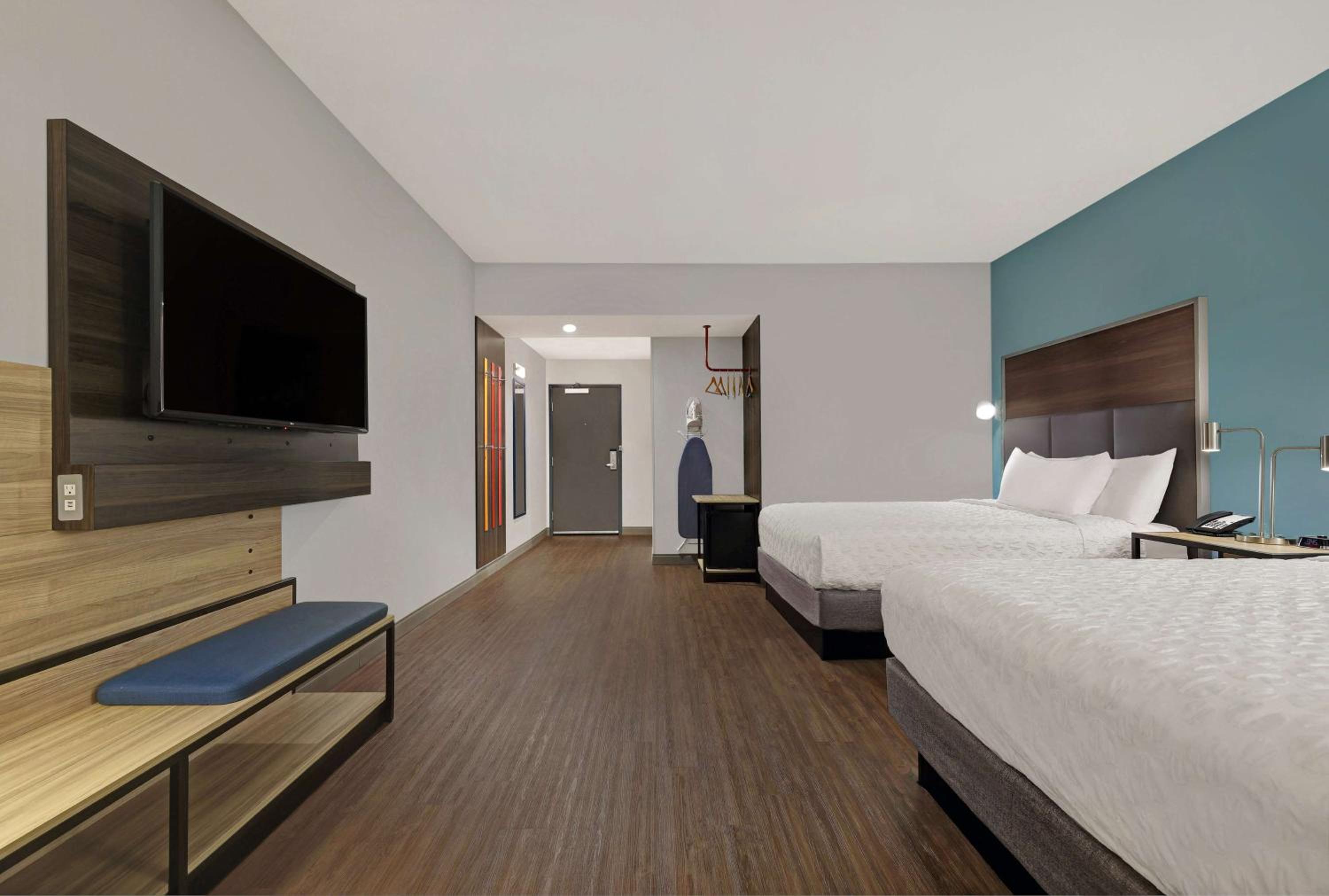 Queen Room with Two Queen Beds and Roll-In Shower - Mobility Access - Photo 2
