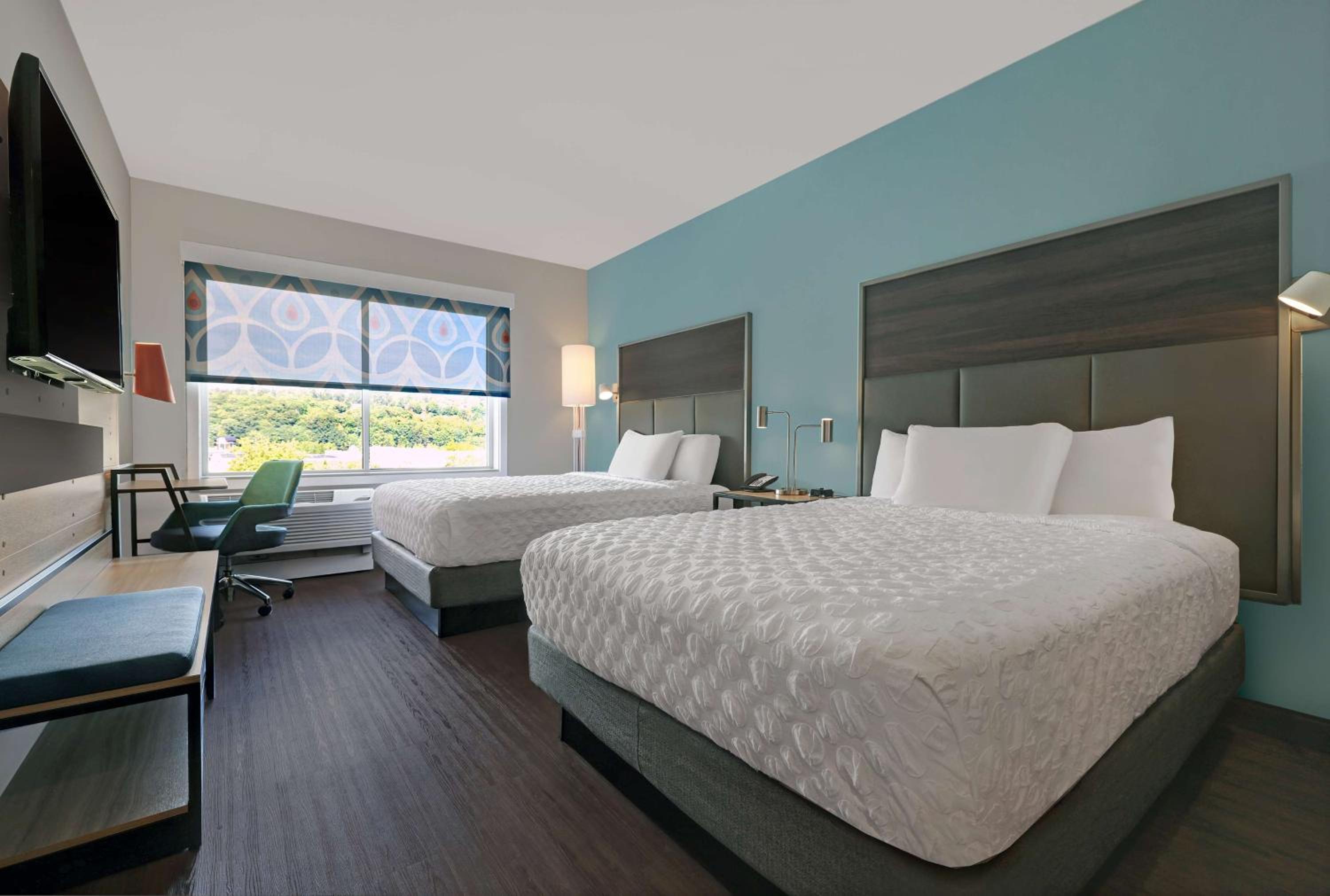 Queen Room with Two Queen Beds - Photo 2