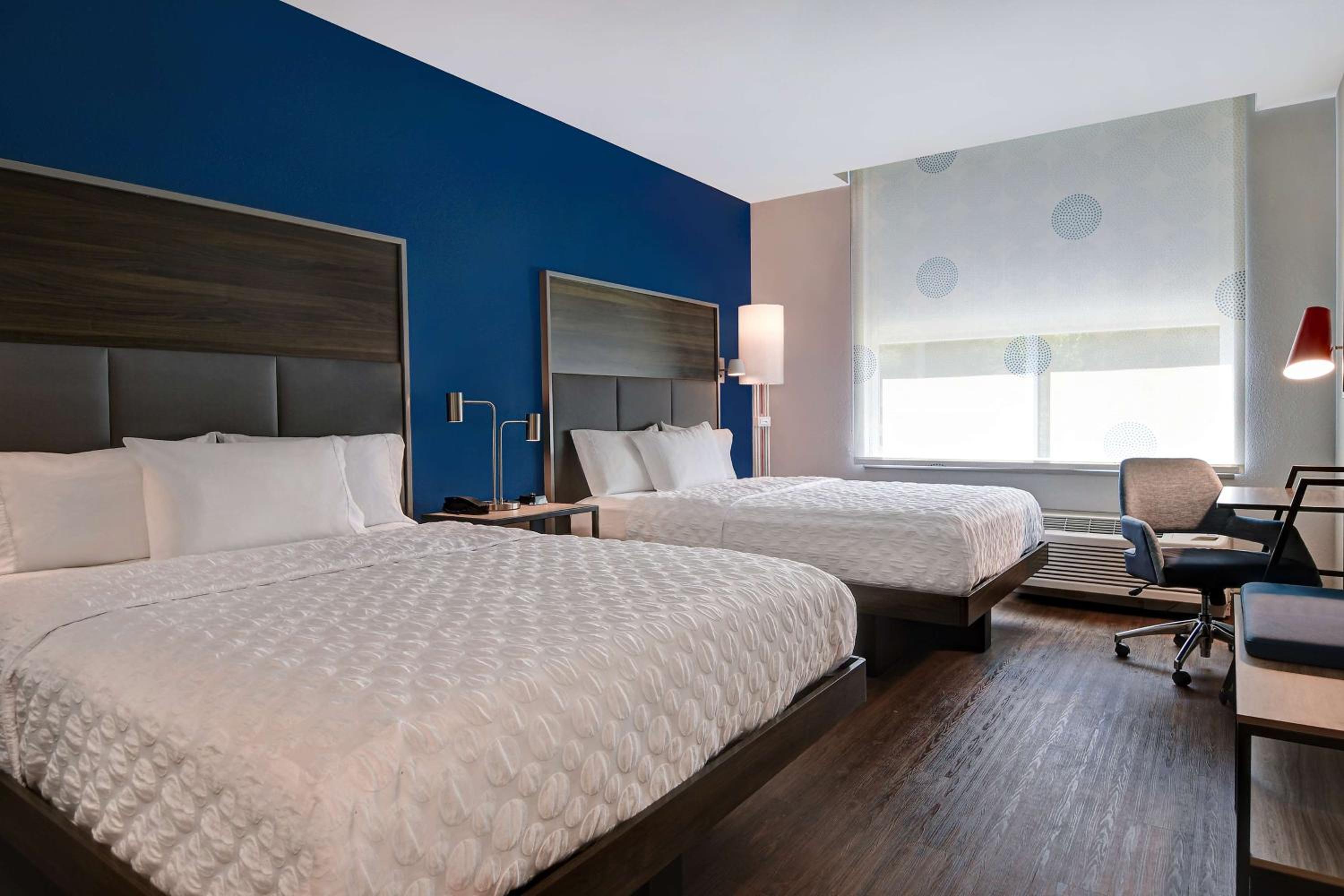 Queen Room with Two Queen Beds - Photo 2