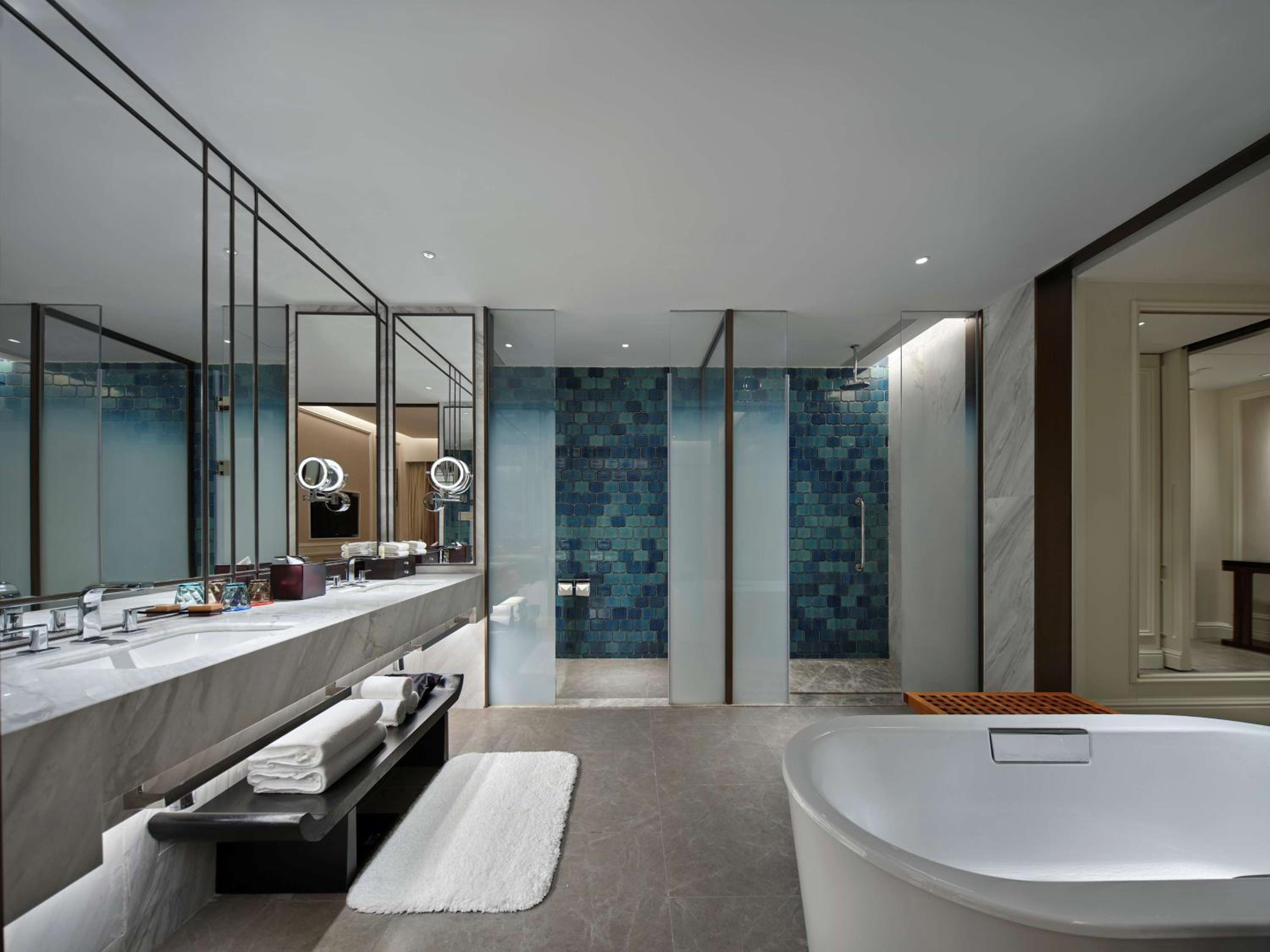 Deluxe King Suite with Balcony - Photo 3