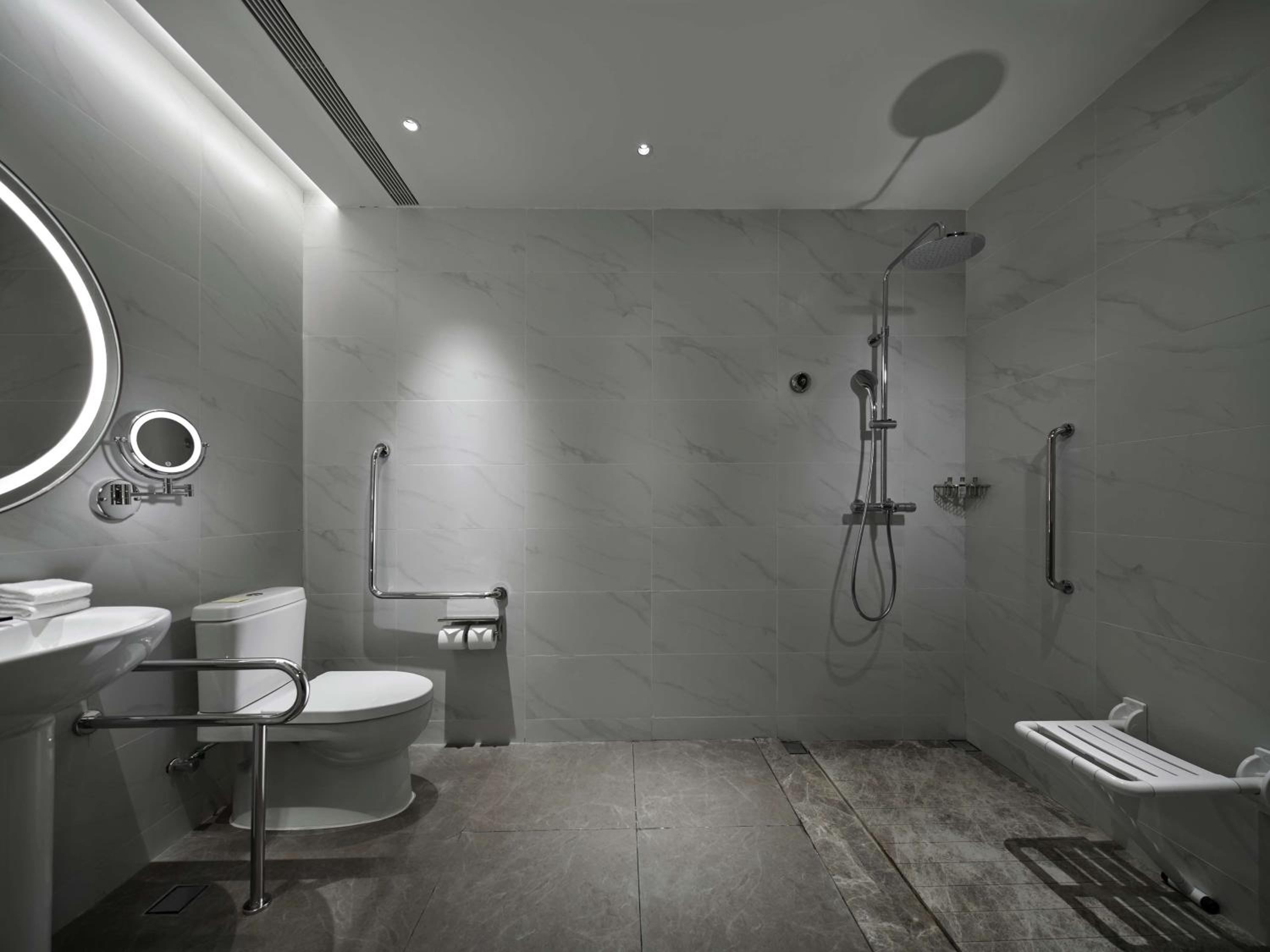 King Room - Mobility Accessible  - Photo 3