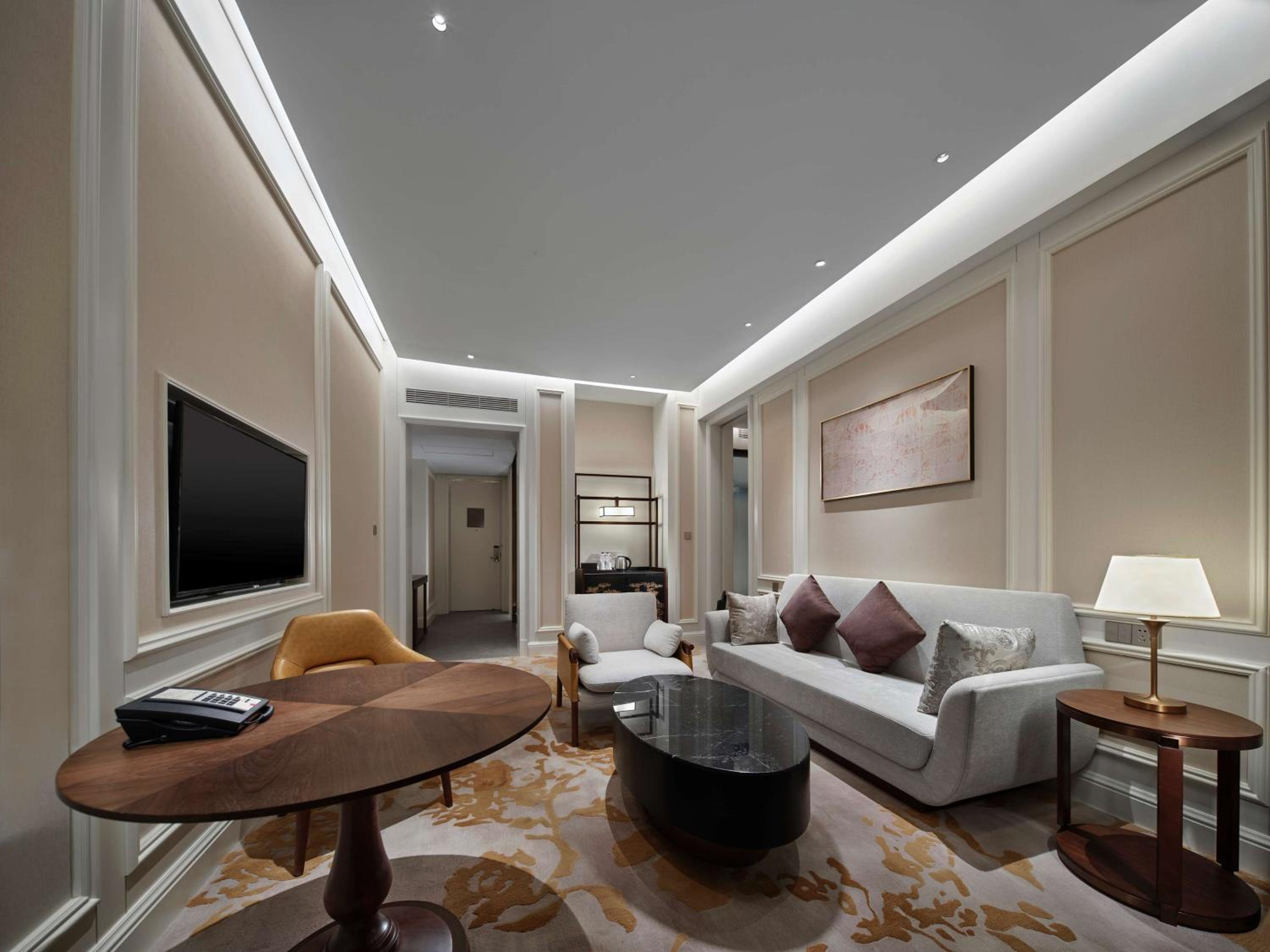 Deluxe King Suite with Balcony - Photo 2