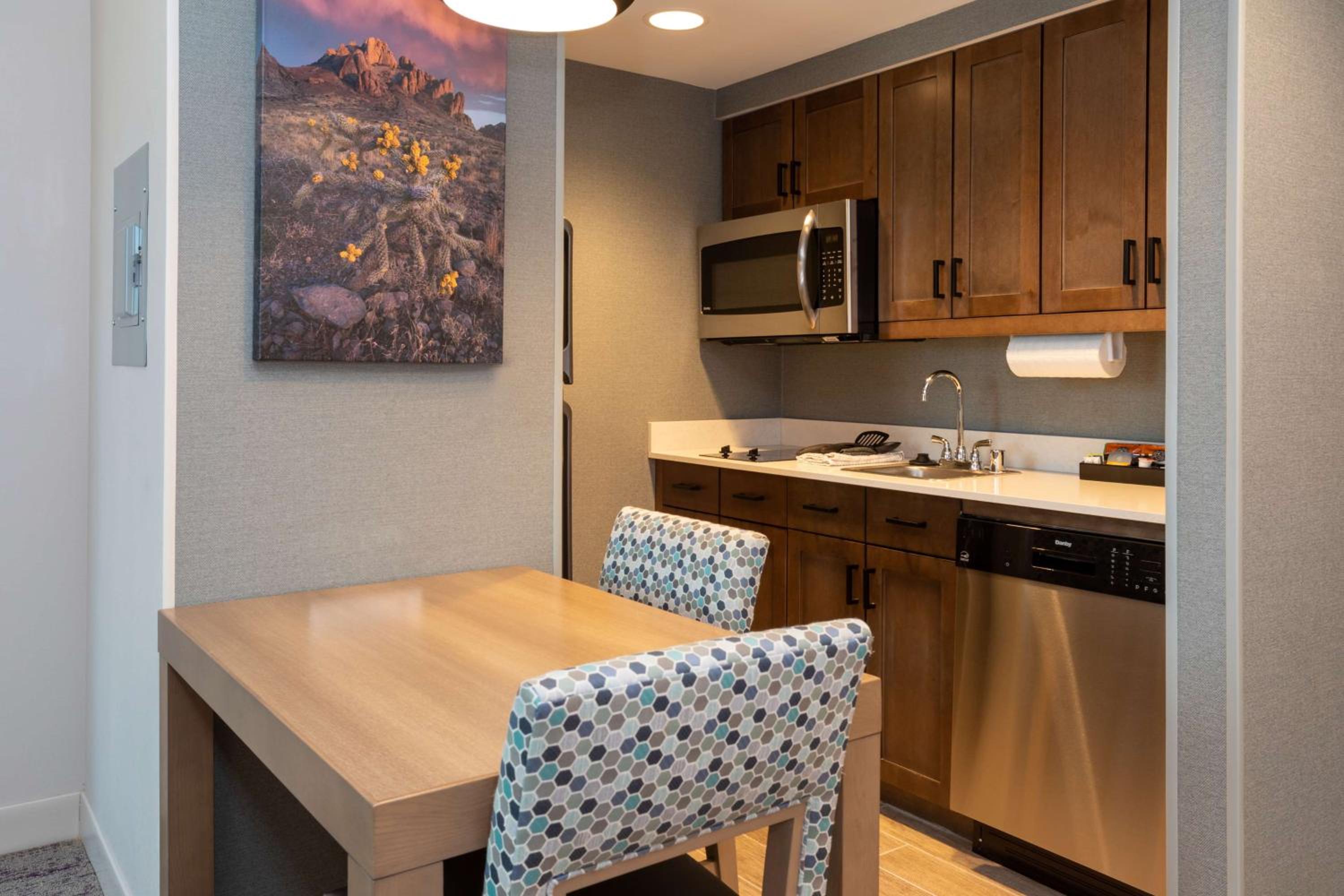 One-Bedroom King Suite with Mountain View - Photo 3