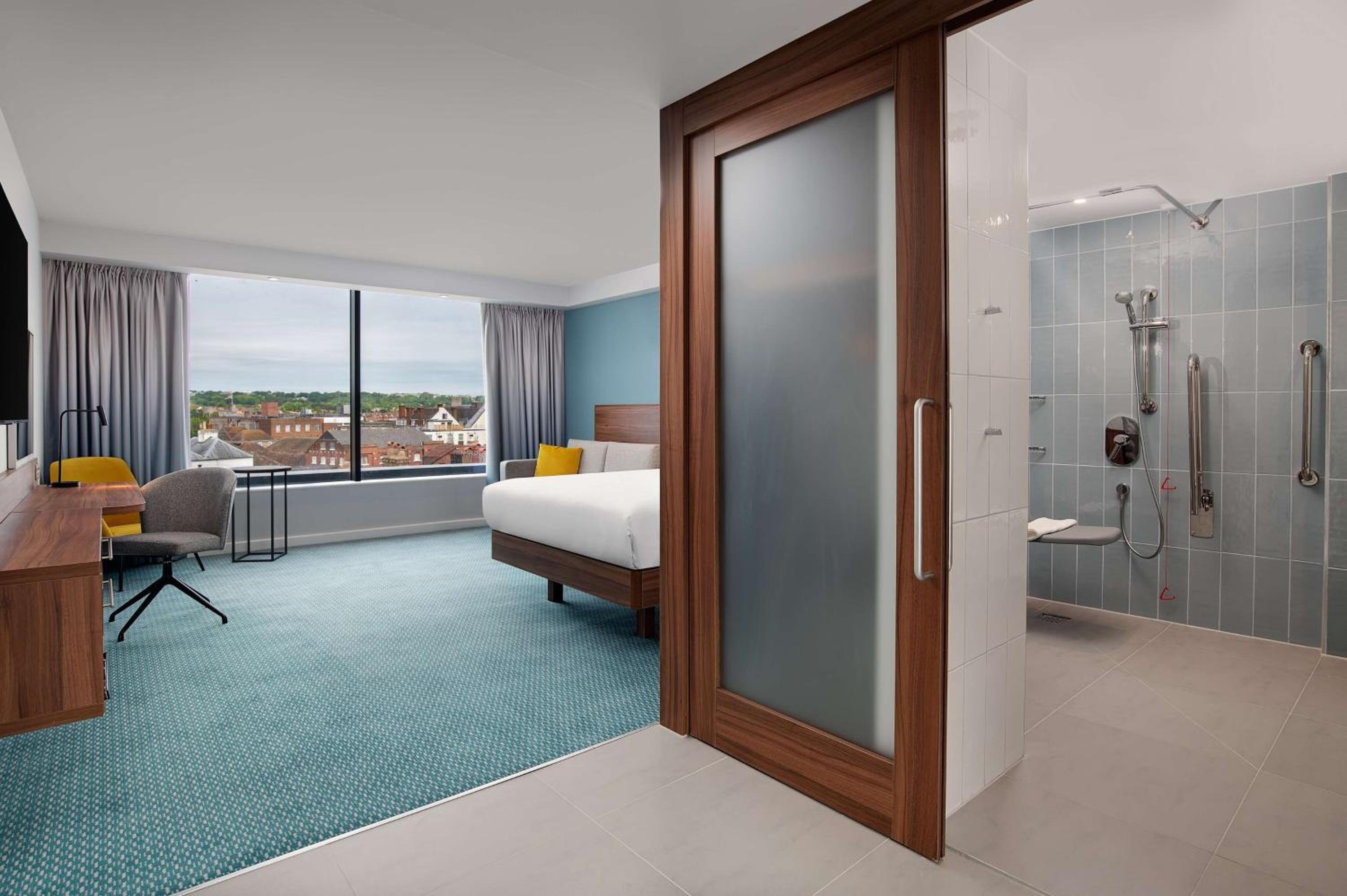 Queen Room - Accessible photo 1
