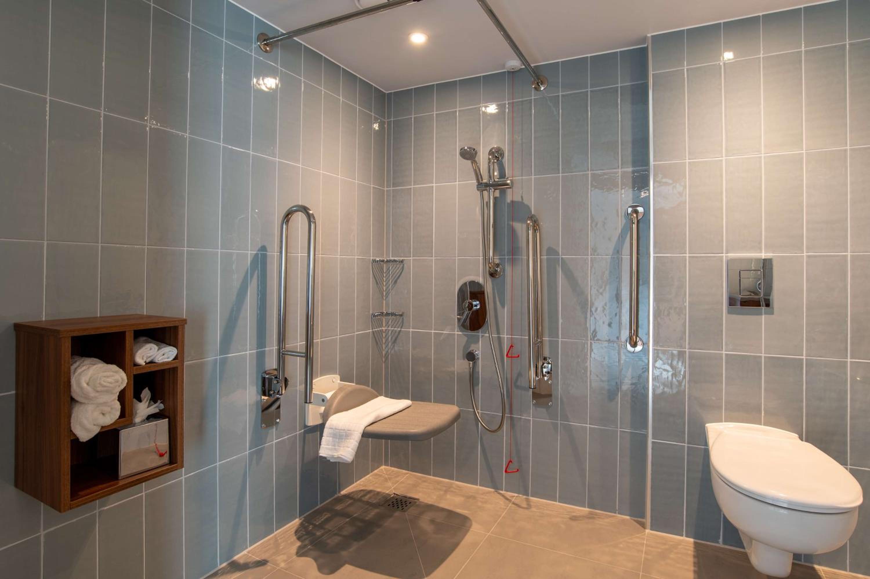 Queen Room - Accessible photo 3