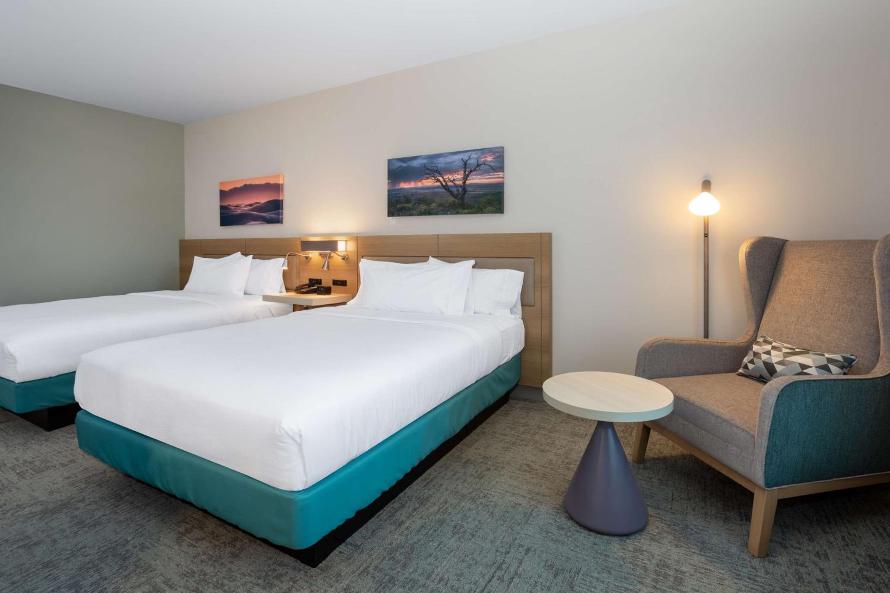 Queen Room with Two Queen Beds and Mountain View photo 2