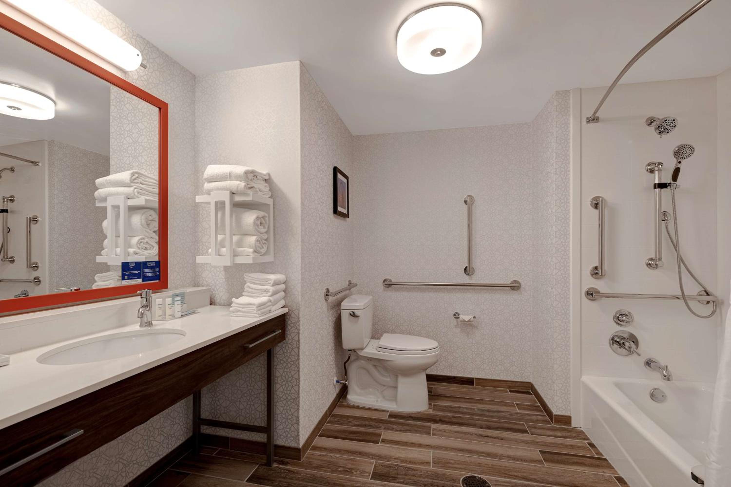 King Room with Roll-in Shower - Disability Accessible/Non-Smoking - Photo 3