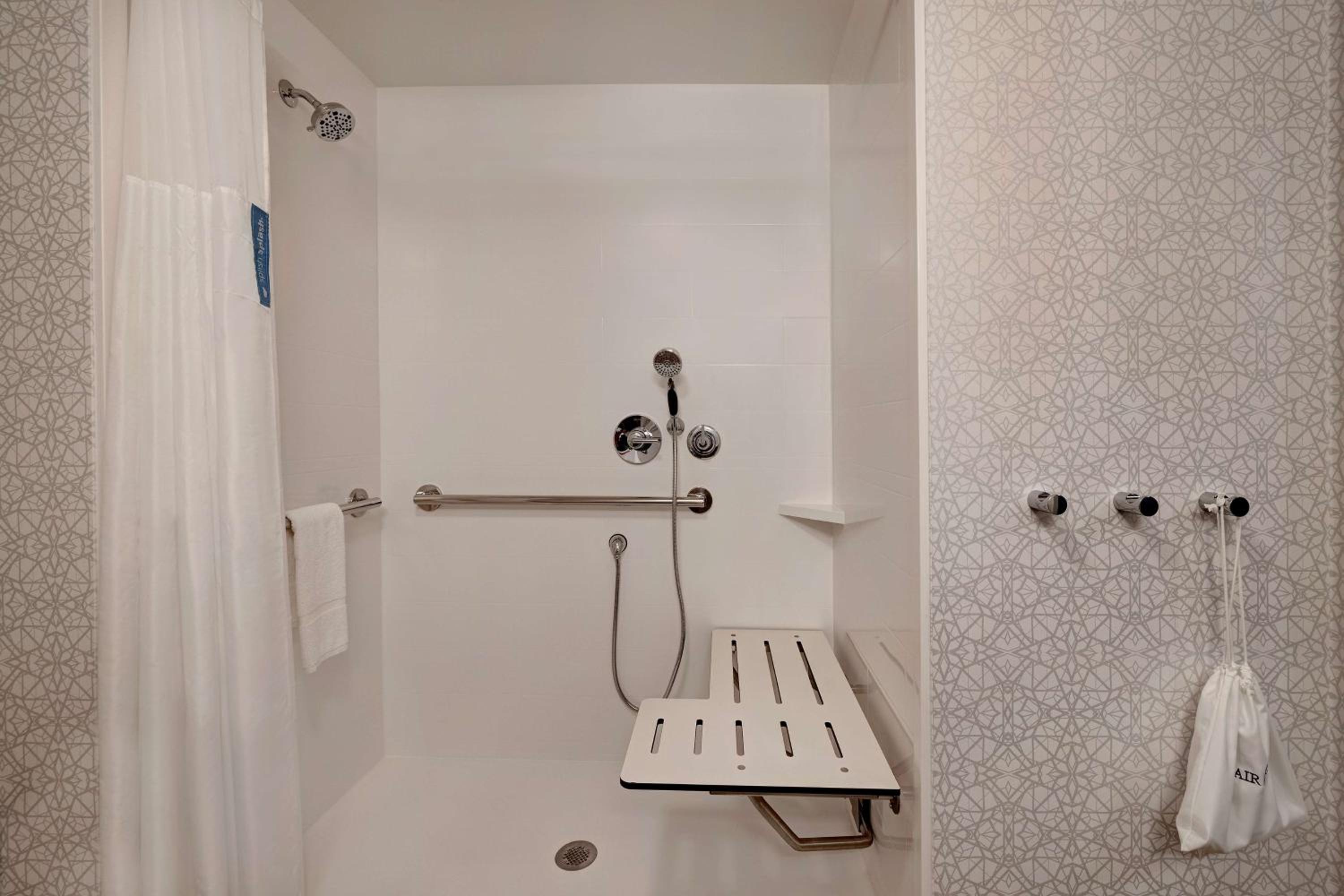 King Room with Roll-in Shower - Disability Accessible/Non-Smoking - Photo 4