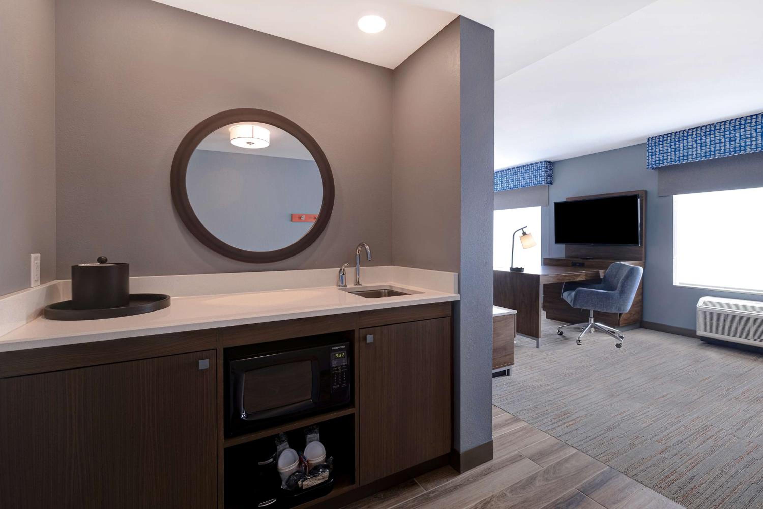 One-Bedroom King Suite - Non-Smoking - Photo 2