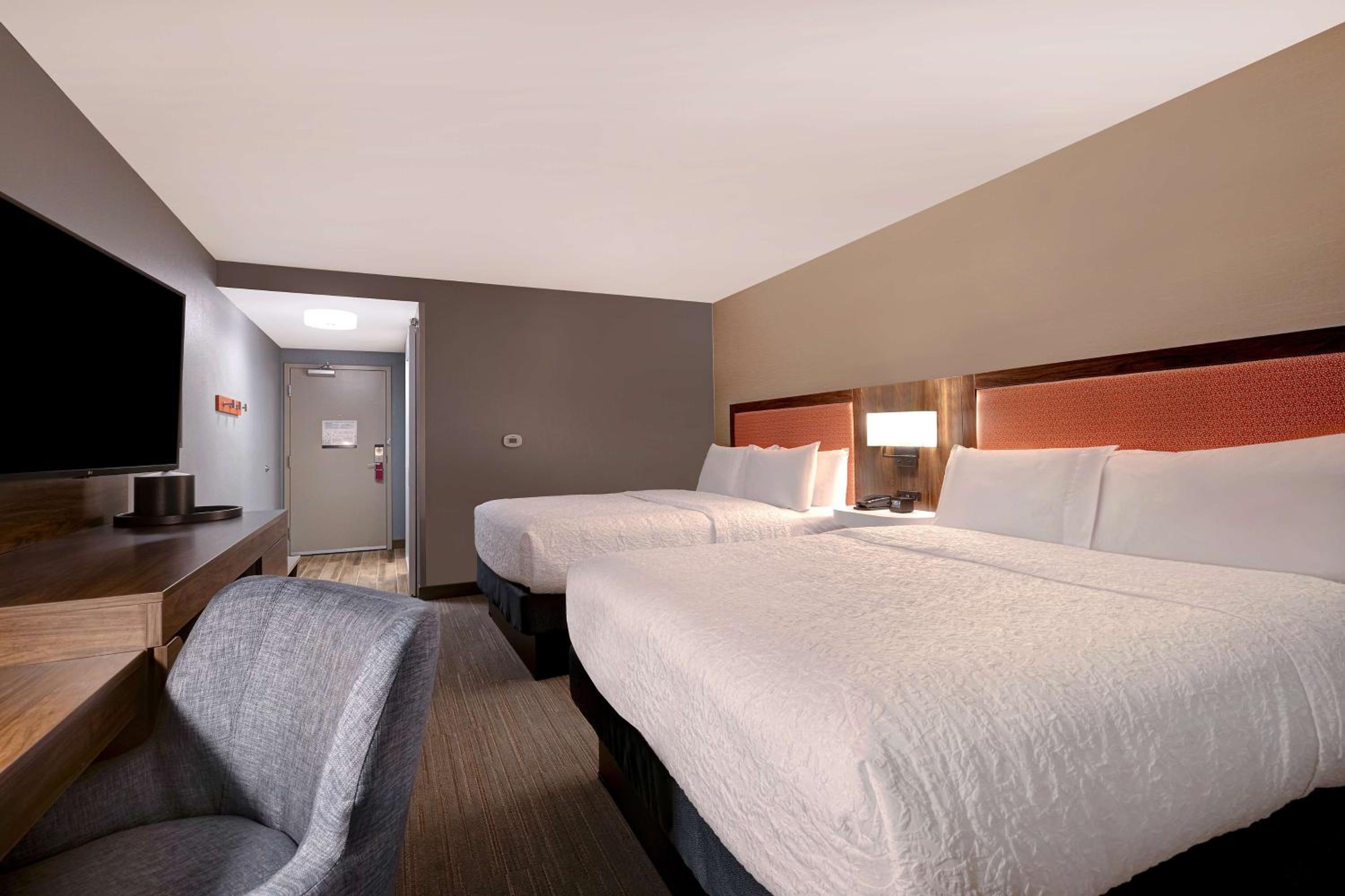 Queen Room with Two Queen Beds - Photo 2