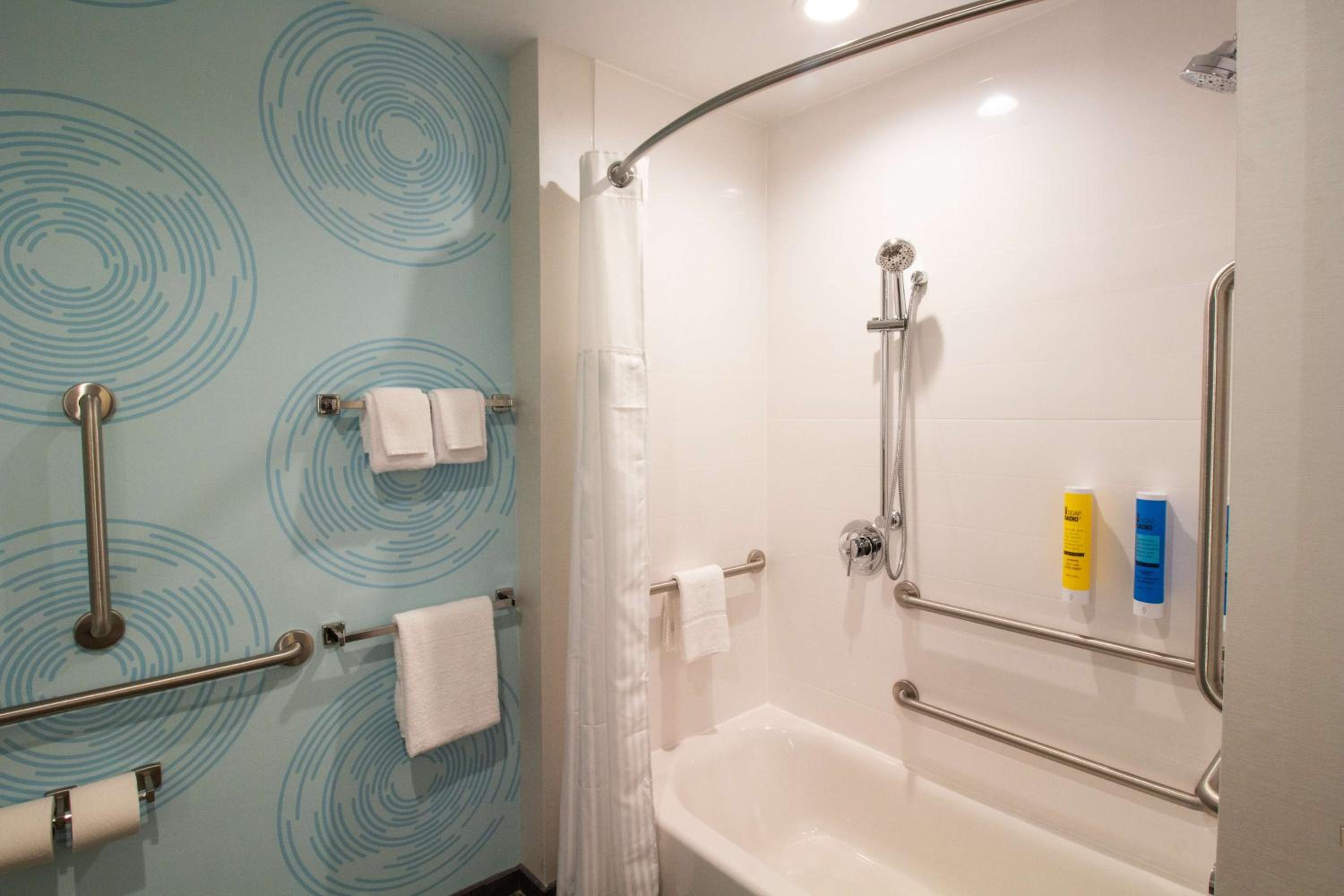 King Room with Bath Tub - Mobility Access - Photo 3