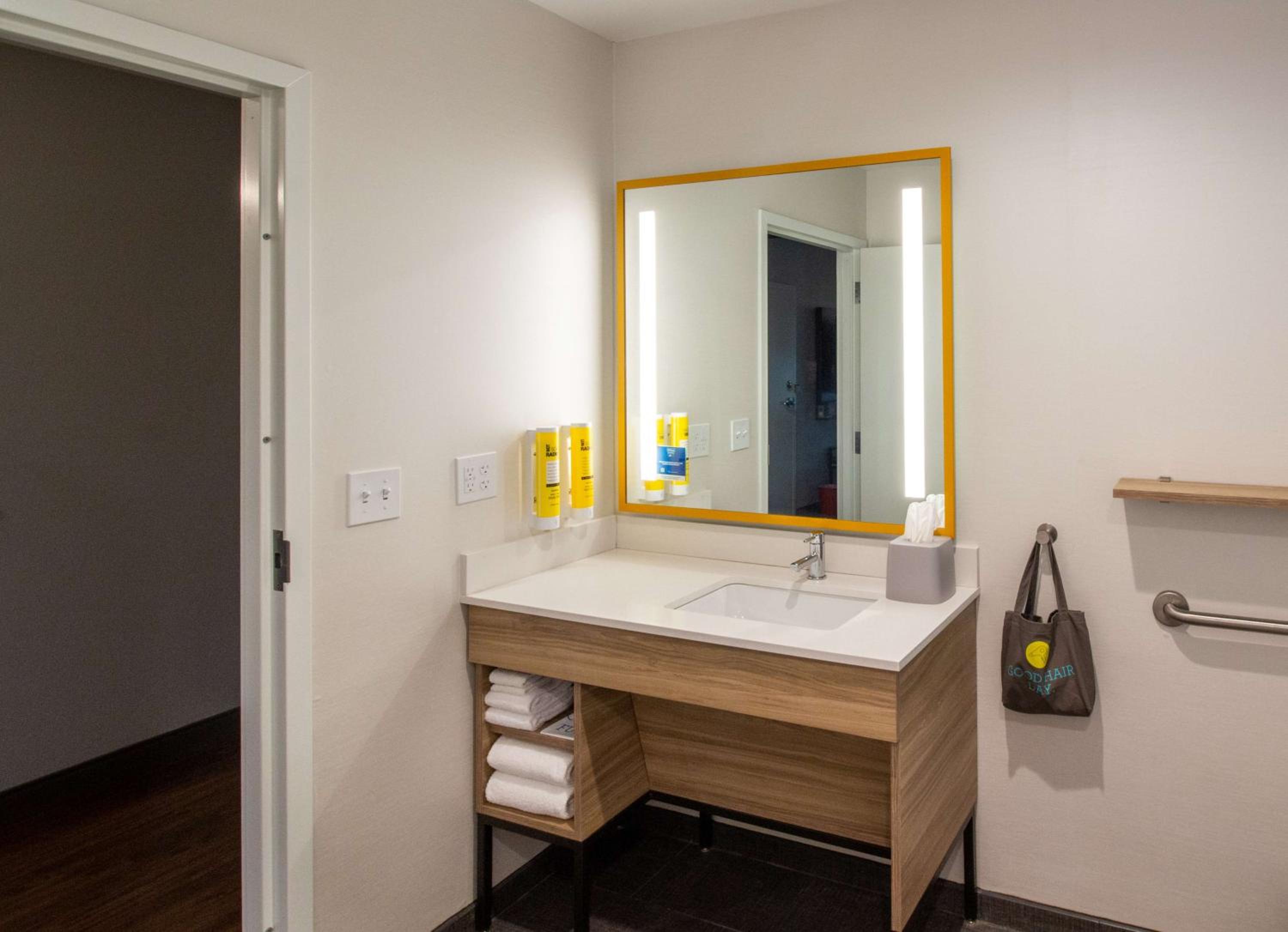 King Room with Bath Tub - Mobility Access - Photo 5