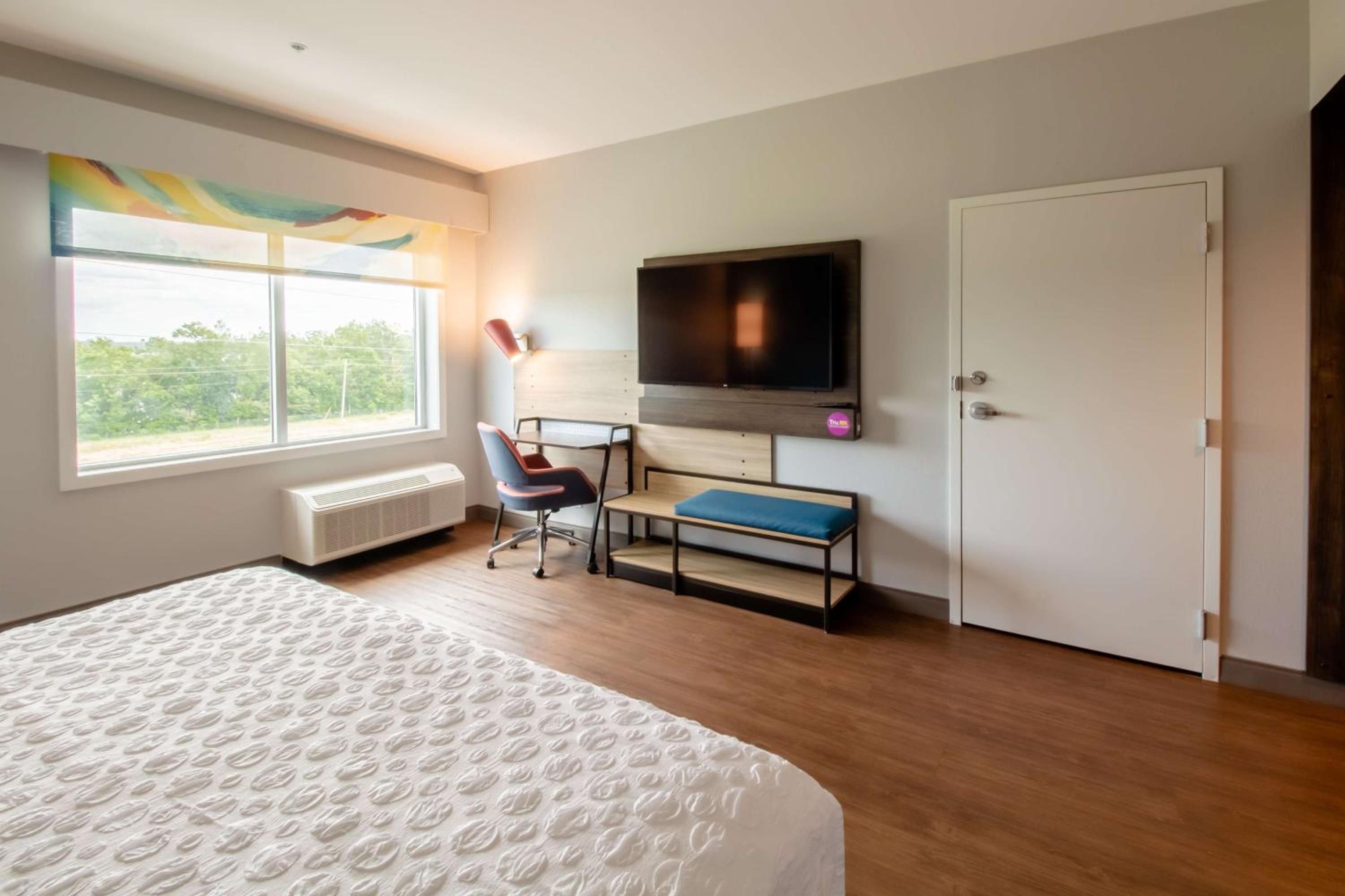 King Room with Bath Tub - Mobility Access - Photo 4