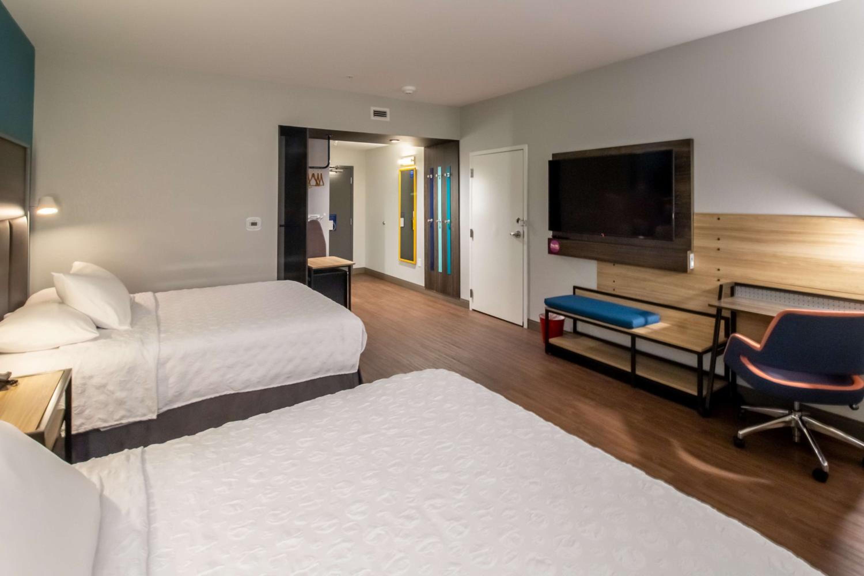 Queen Room with Two Queen Beds - Mobility Access - Photo 6