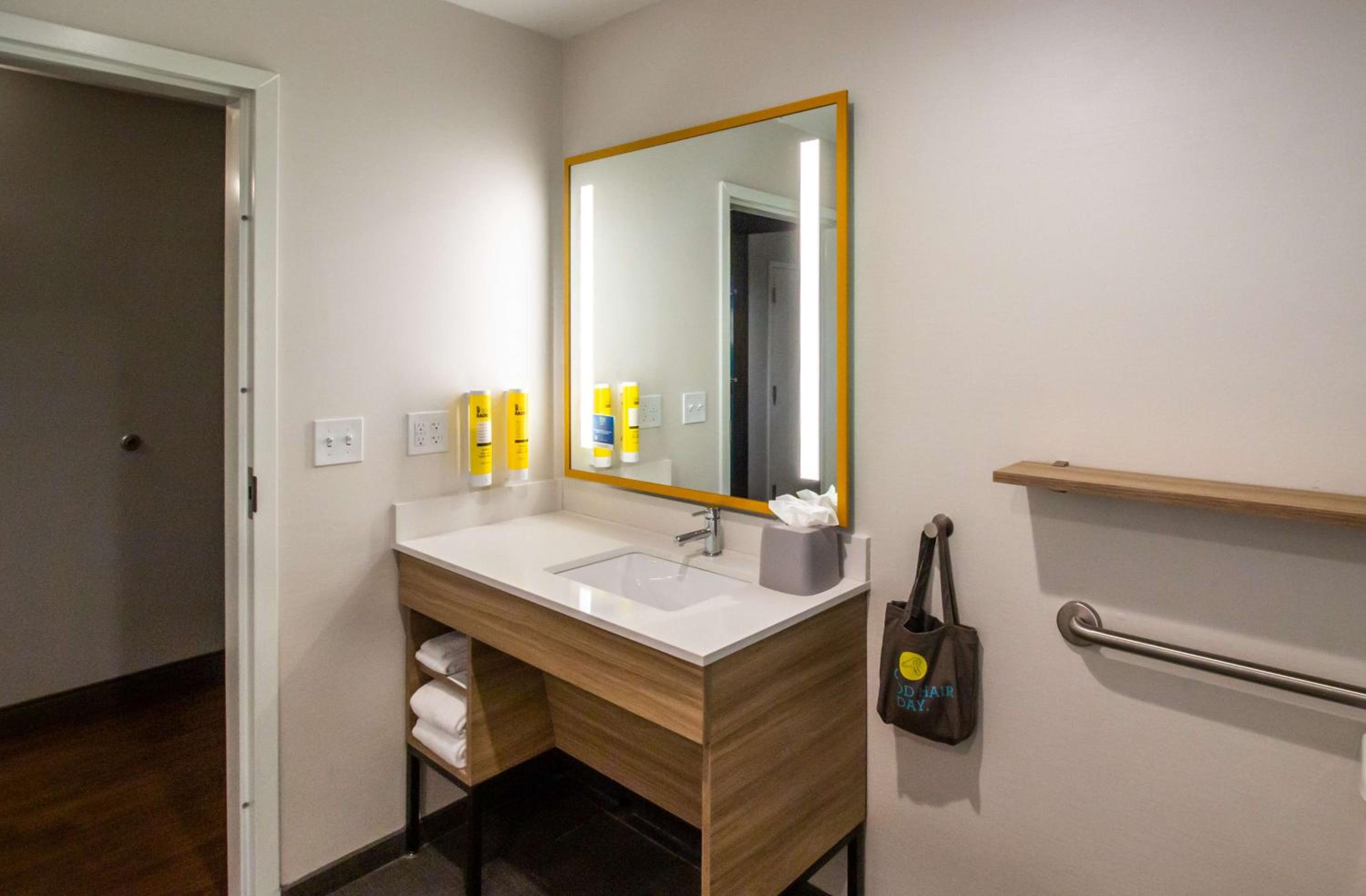 Queen Room with Two Queen Beds - Mobility Access - Photo 3
