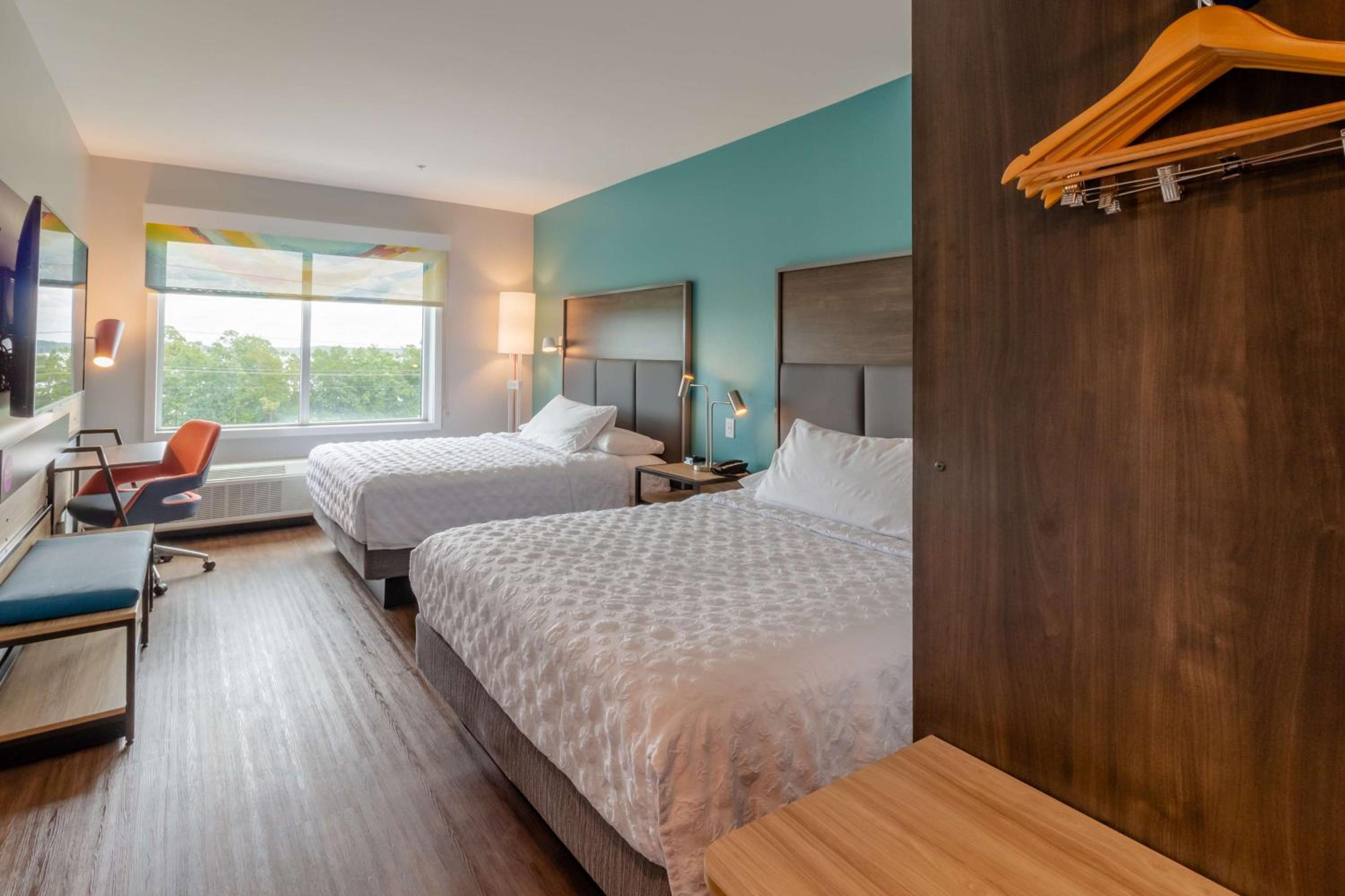Queen Room with Two Queen Beds - Photo 5