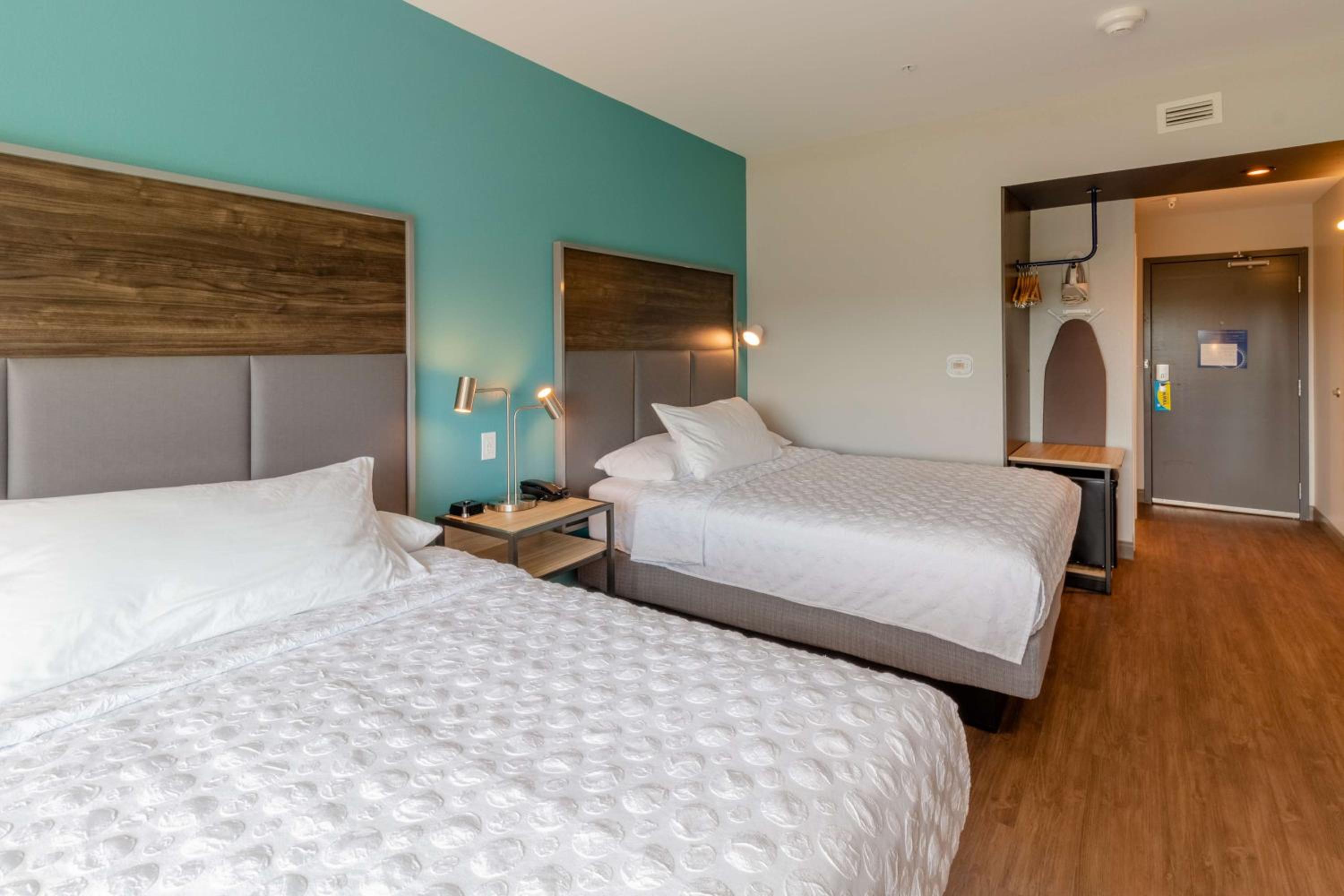 Queen Room with Two Queen Beds - Photo 2