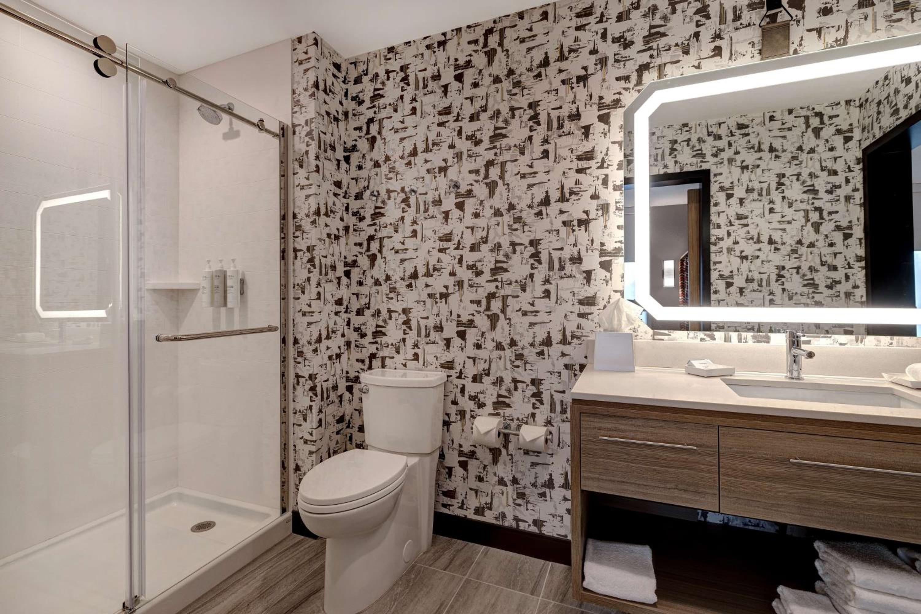 One-Bedroom King Suite - Non-Smoking - Photo 8
