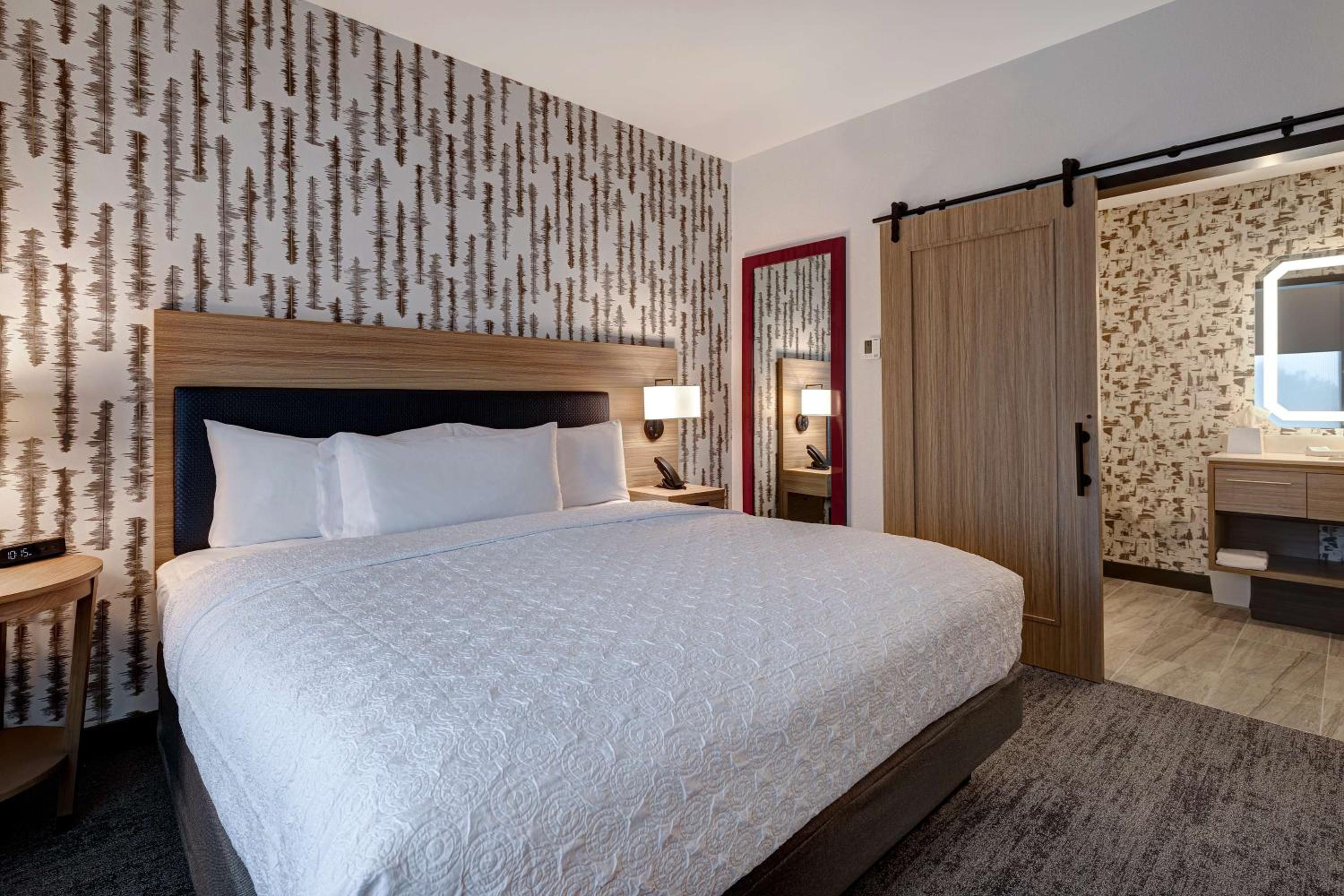 One-Bedroom King Suite - Non-Smoking - Photo 6