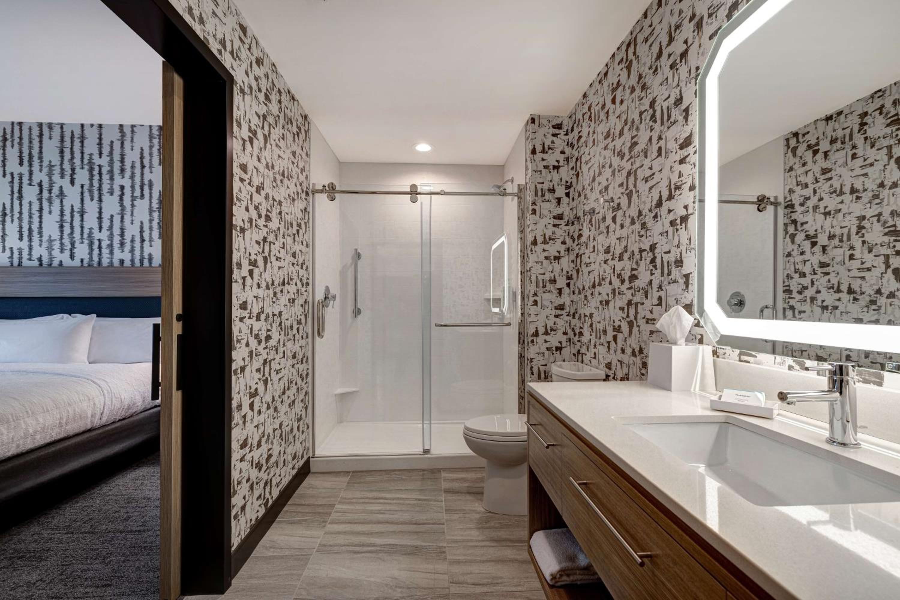 One-Bedroom King Suite - Non-Smoking - Photo 4