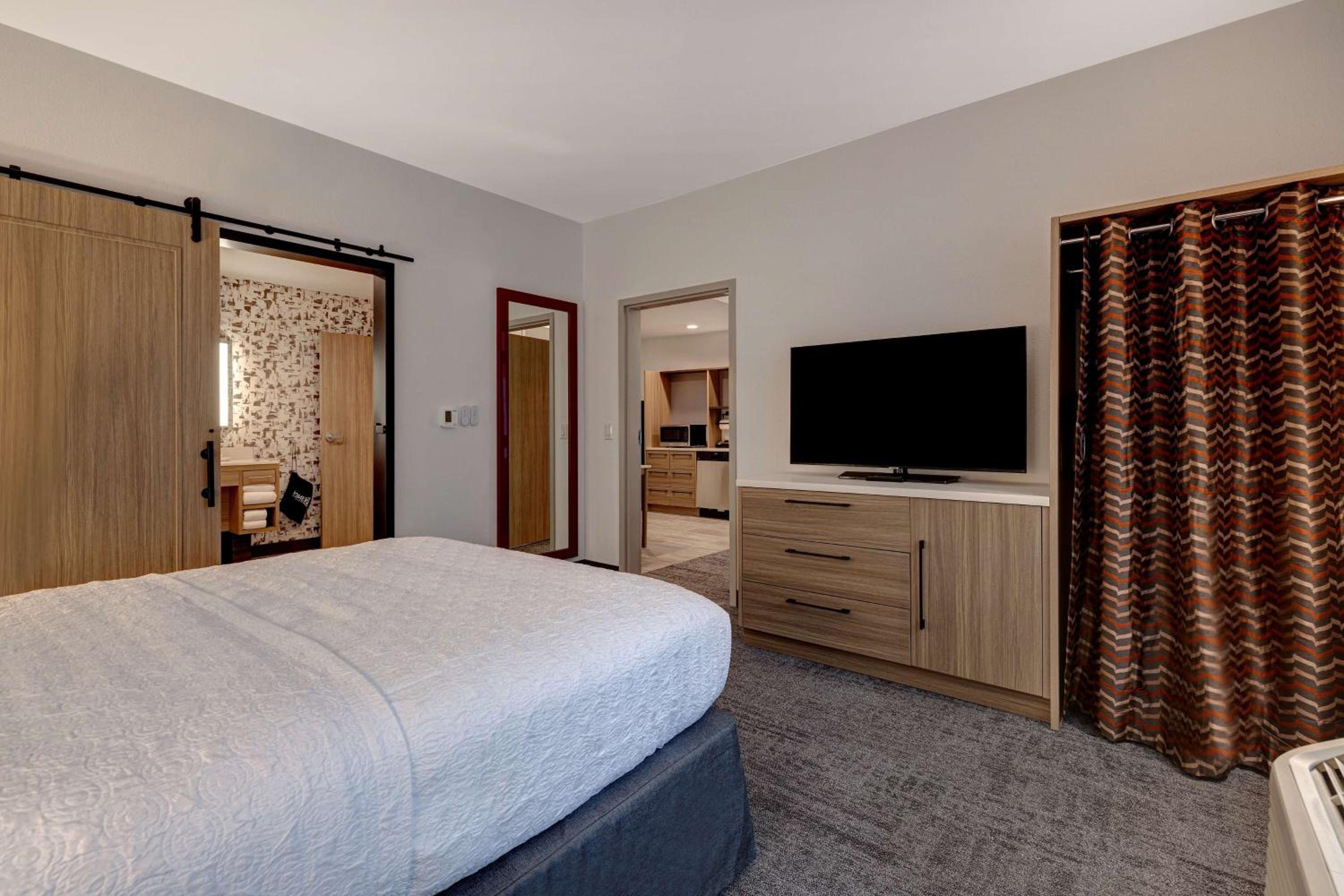 Queen Suite with Roll-In Shower - Mobility Access - Photo 3