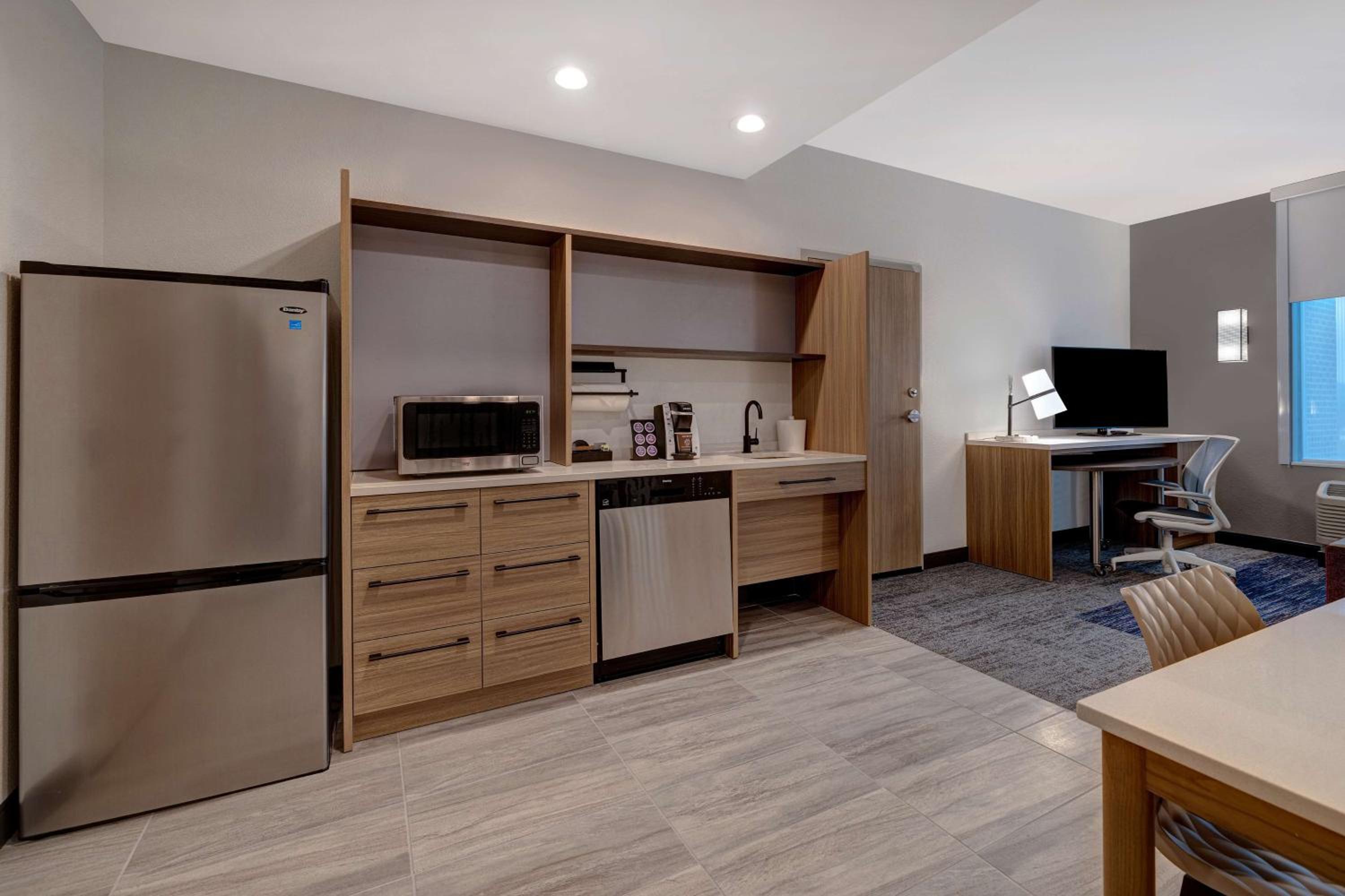 Queen Suite with Roll-In Shower - Mobility Access - Photo 4
