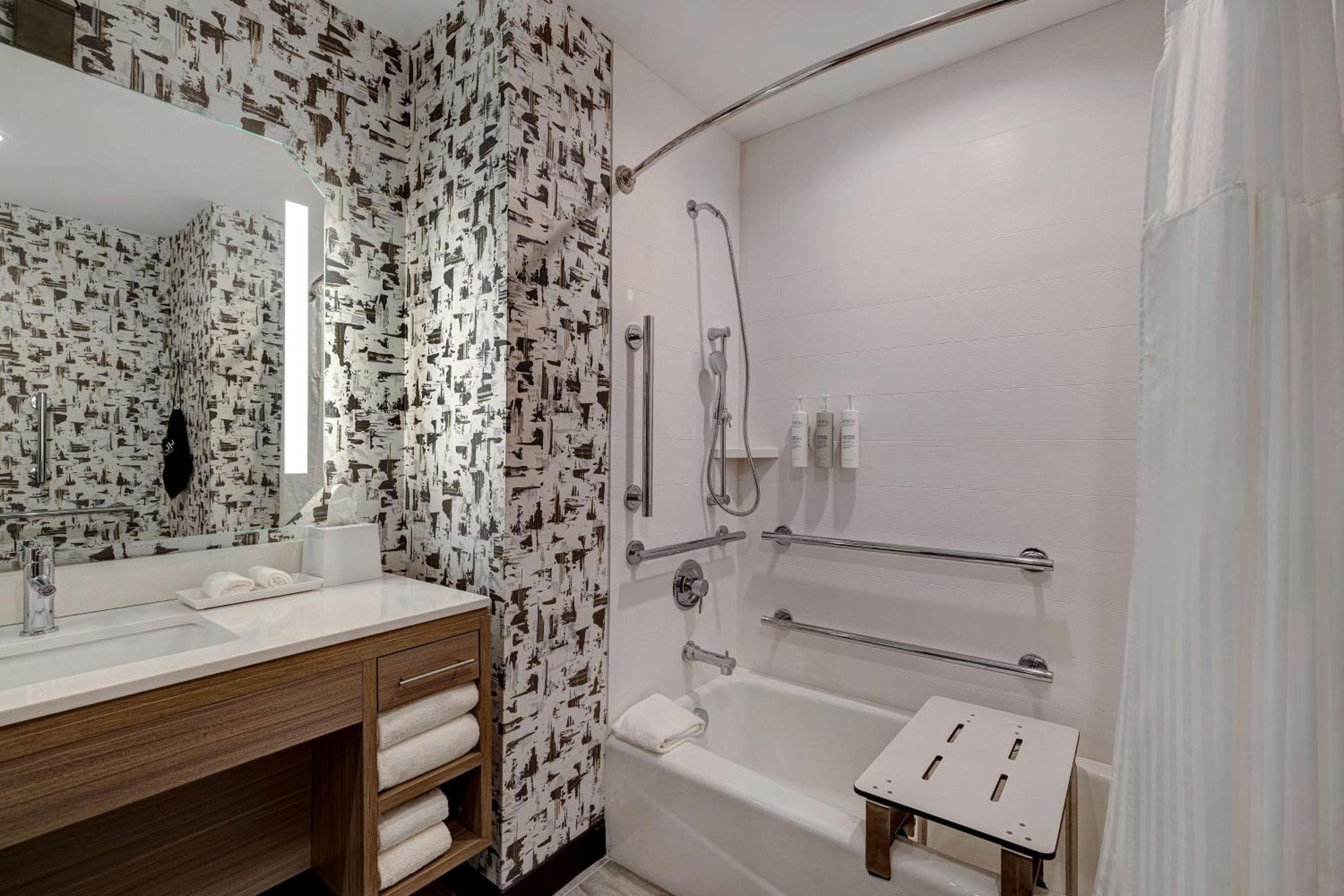 King Studio Suite with Tub - Mobility/Hearing Accessible - Photo 10