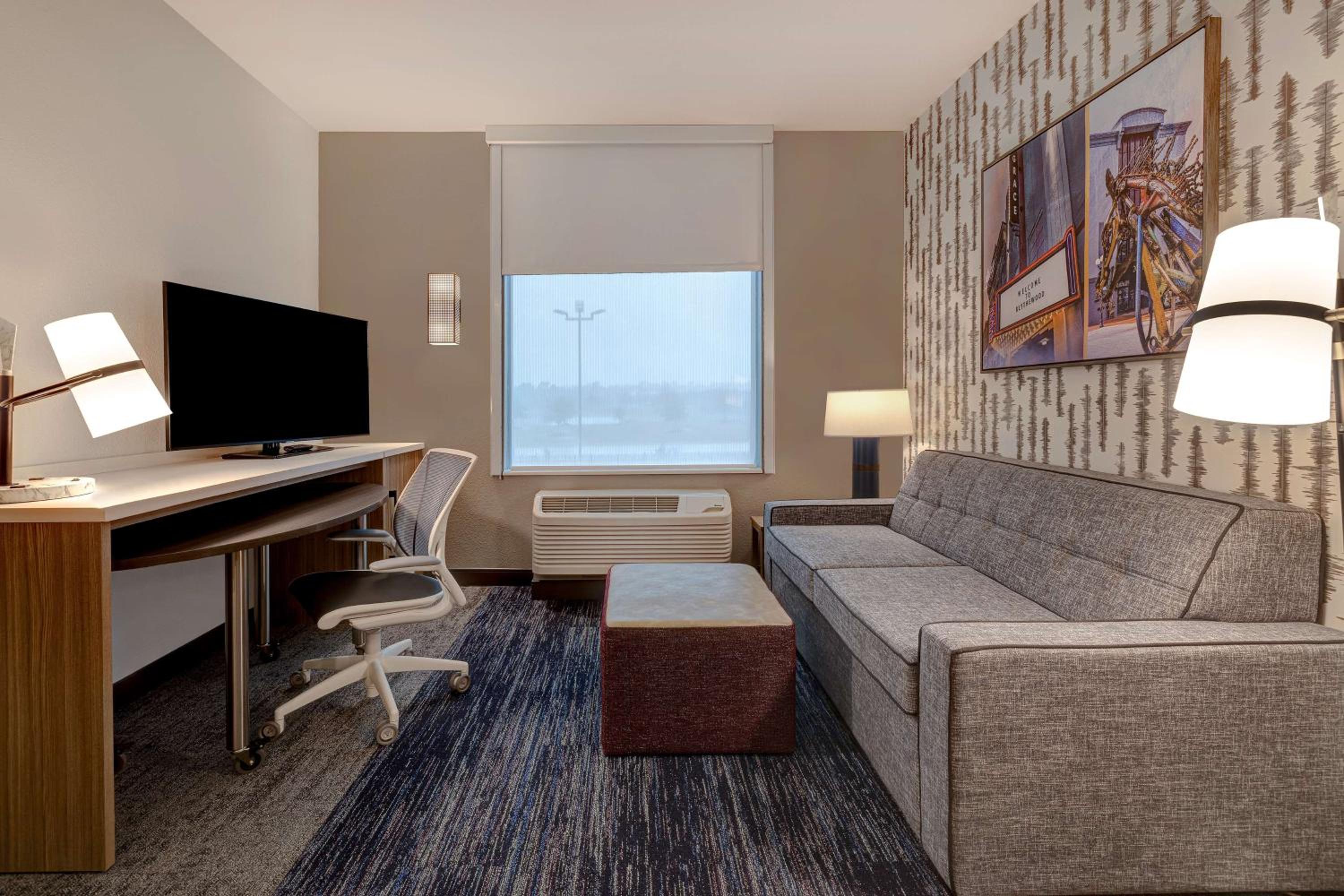 Queen Suite with Roll-In Shower - Mobility Access - Photo 10