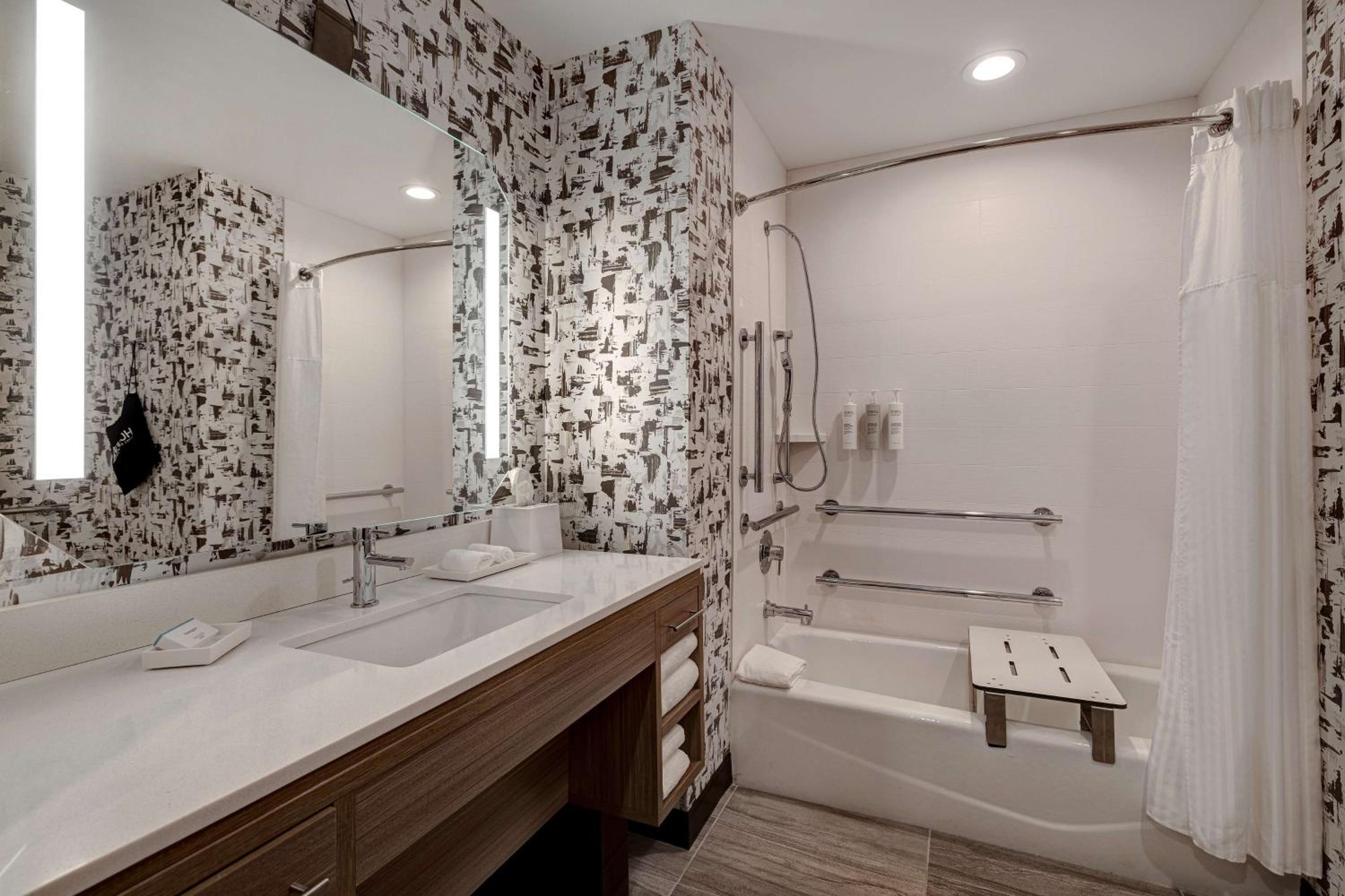 King Studio Suite with Tub - Mobility/Hearing Accessible - Photo 11