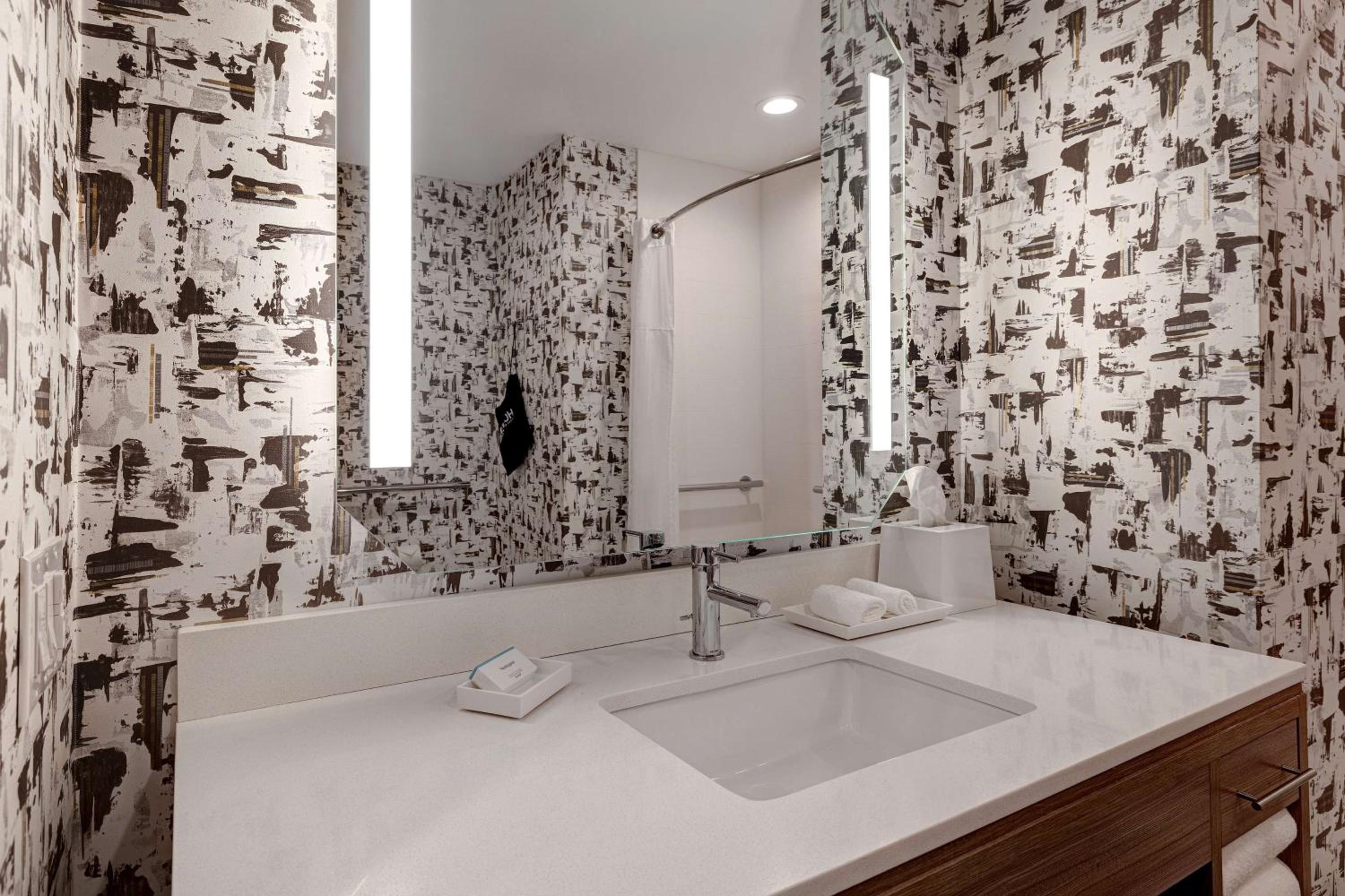 King Studio Suite with Tub - Mobility/Hearing Accessible - Photo 2