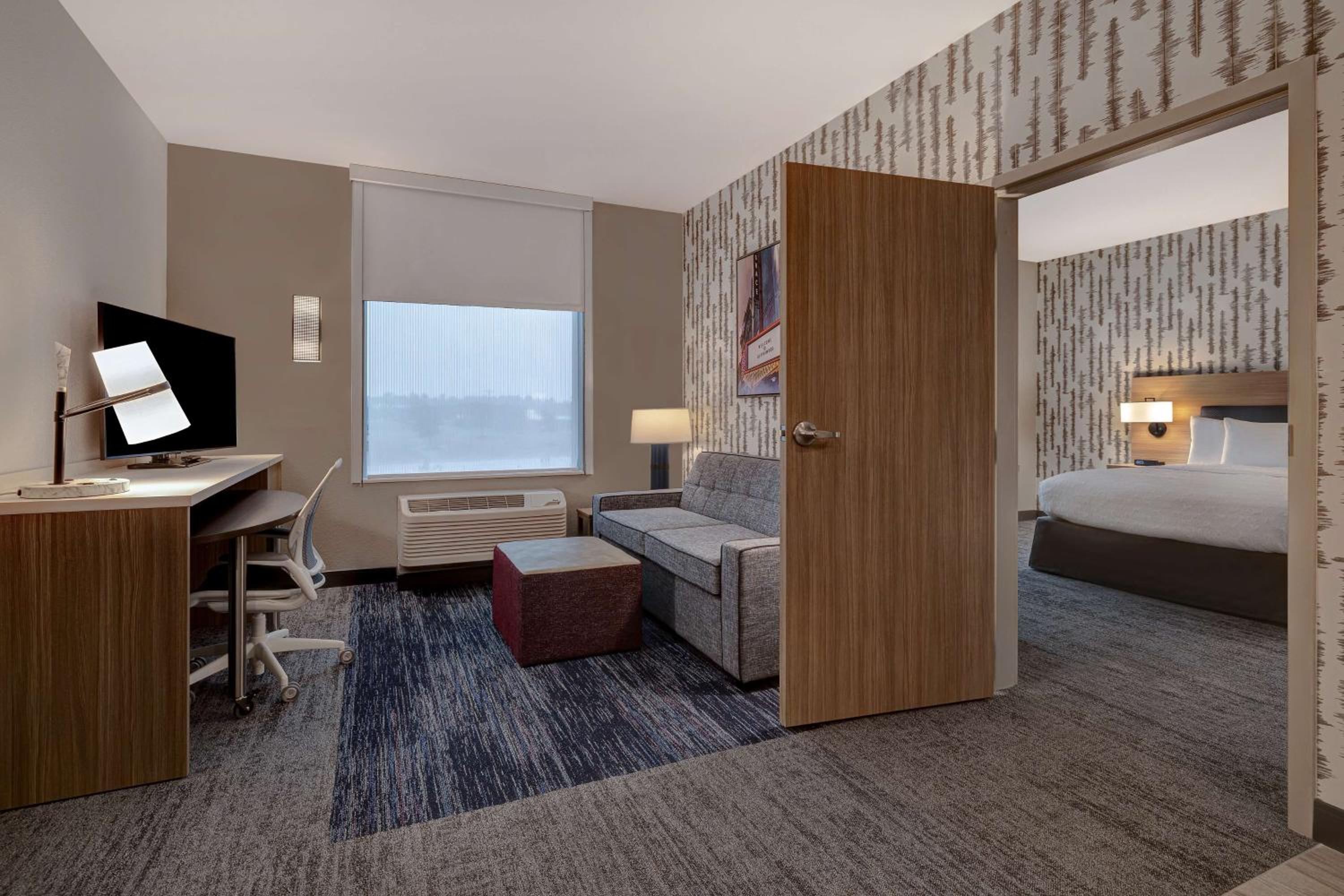 Queen Suite with Roll-In Shower - Mobility Access - Photo 5