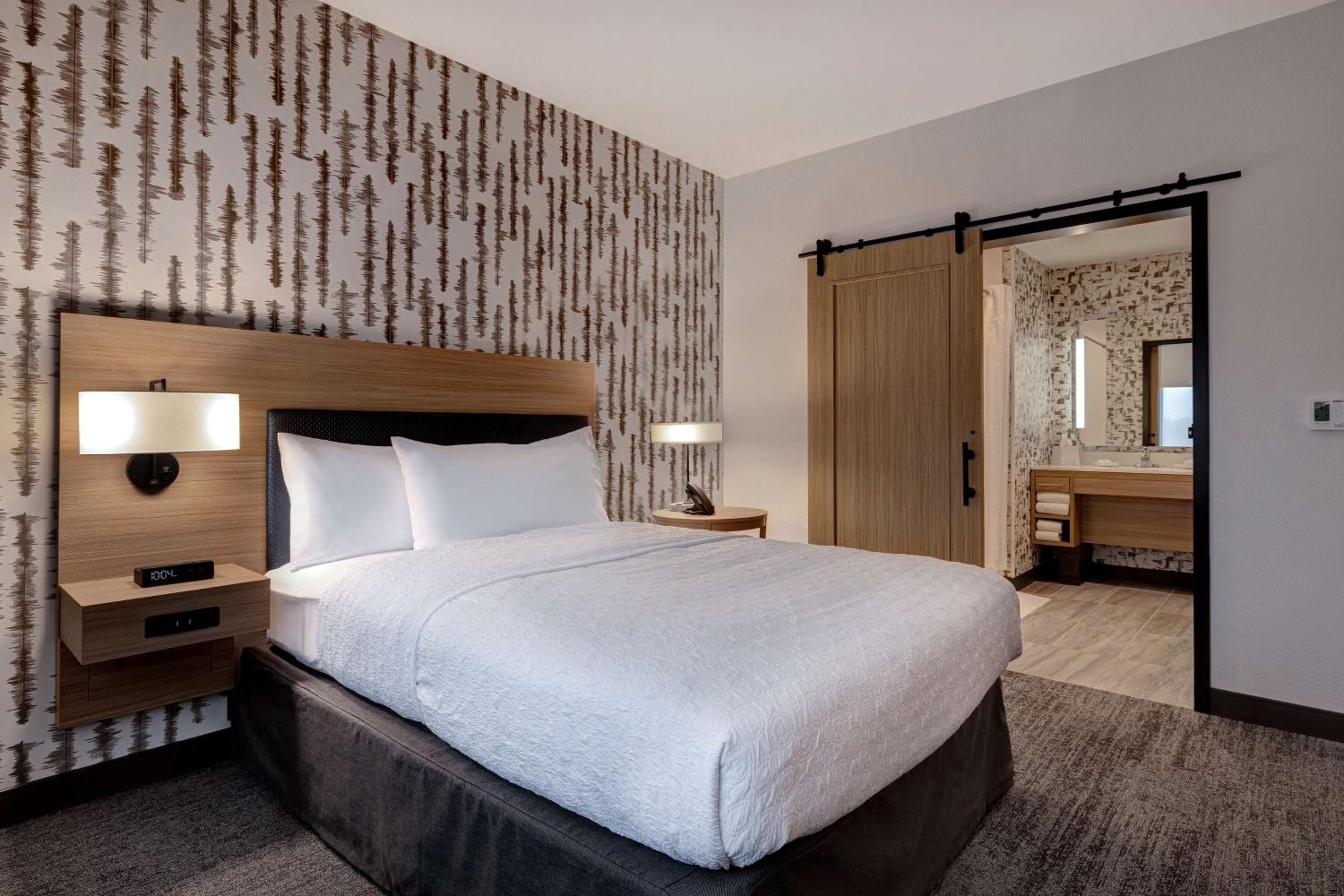 Queen Suite with Roll-In Shower - Mobility Access - Photo 6