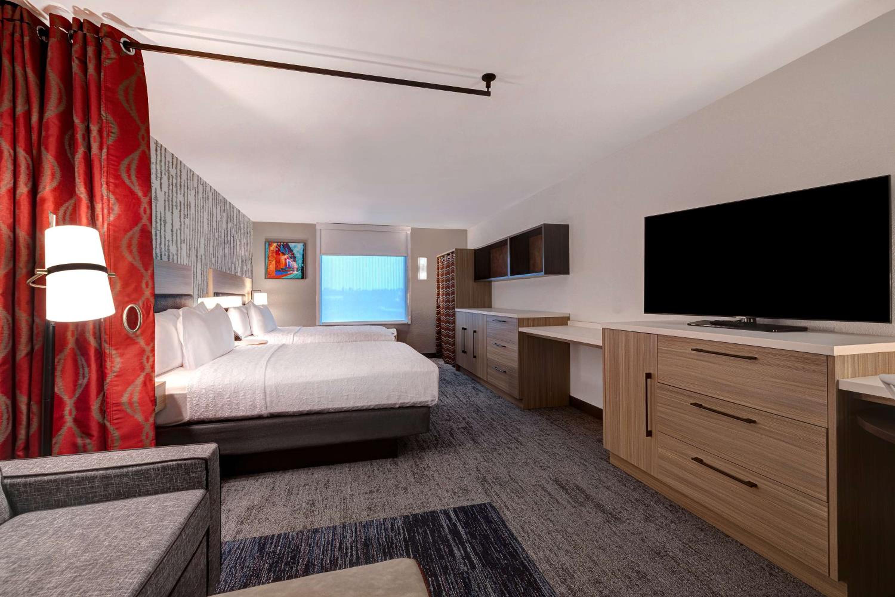 Queen Studio with Two Queen Beds - Non-Smoking - Photo 8