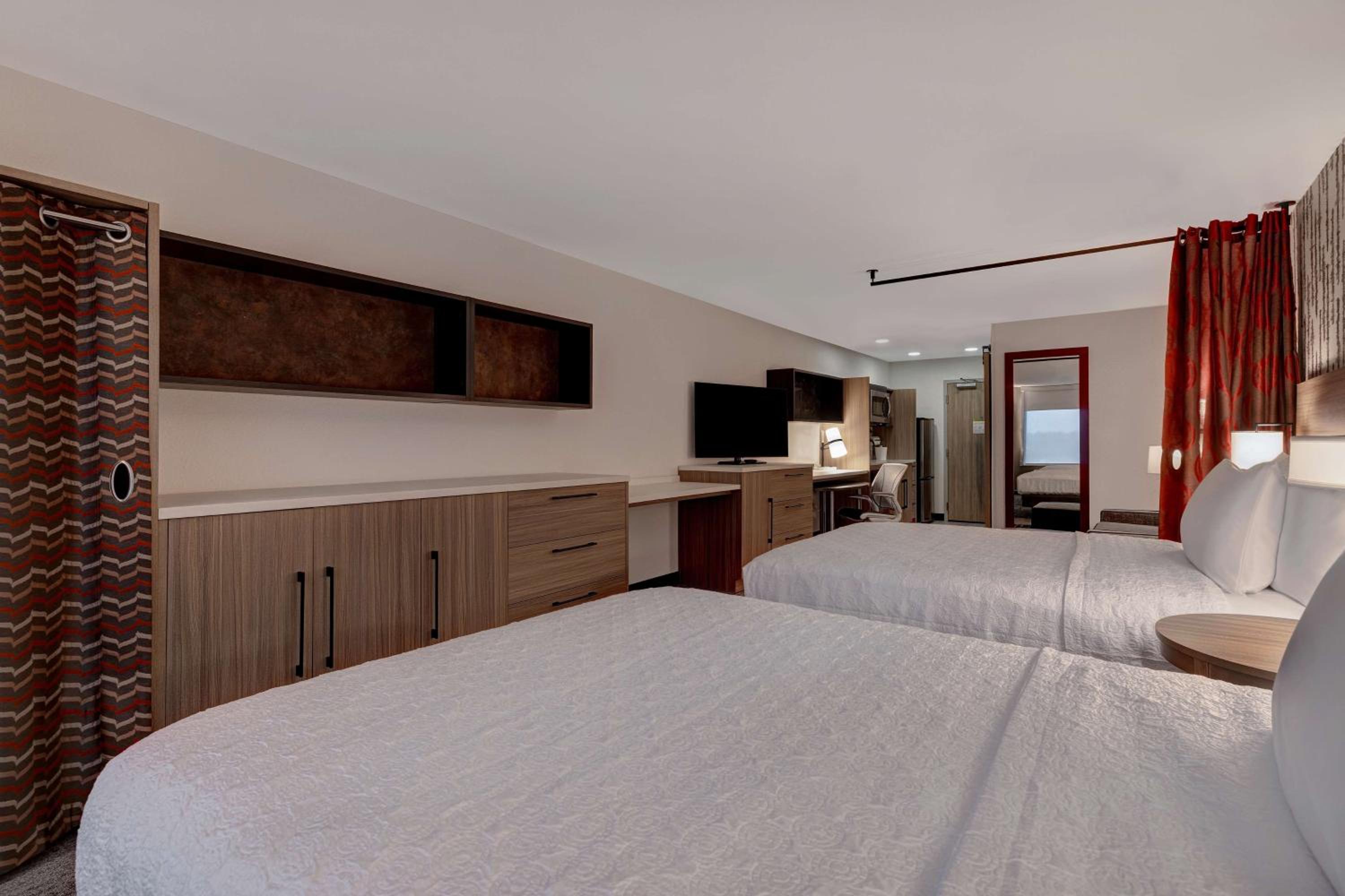 Queen Studio with Two Queen Beds - Non-Smoking - Photo 9