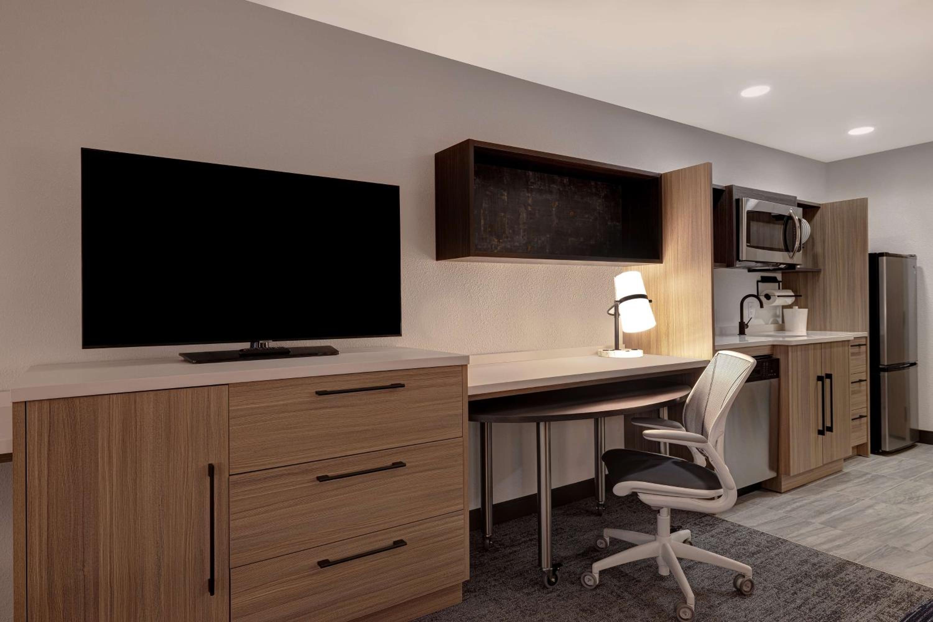 Queen Studio with Two Queen Beds - Non-Smoking - Photo 16