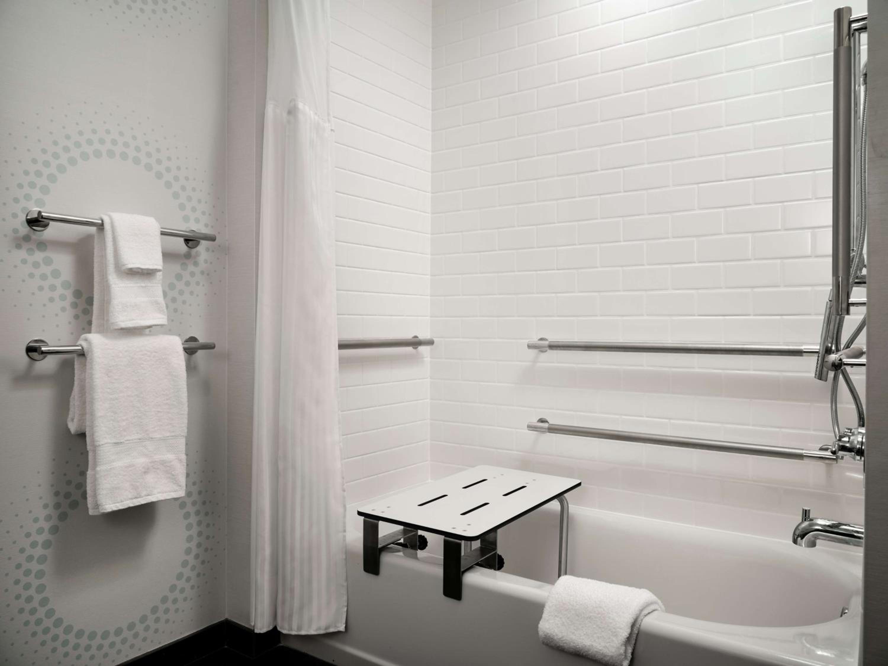 King Room with Bath Tub - Mobility Access - Photo 4