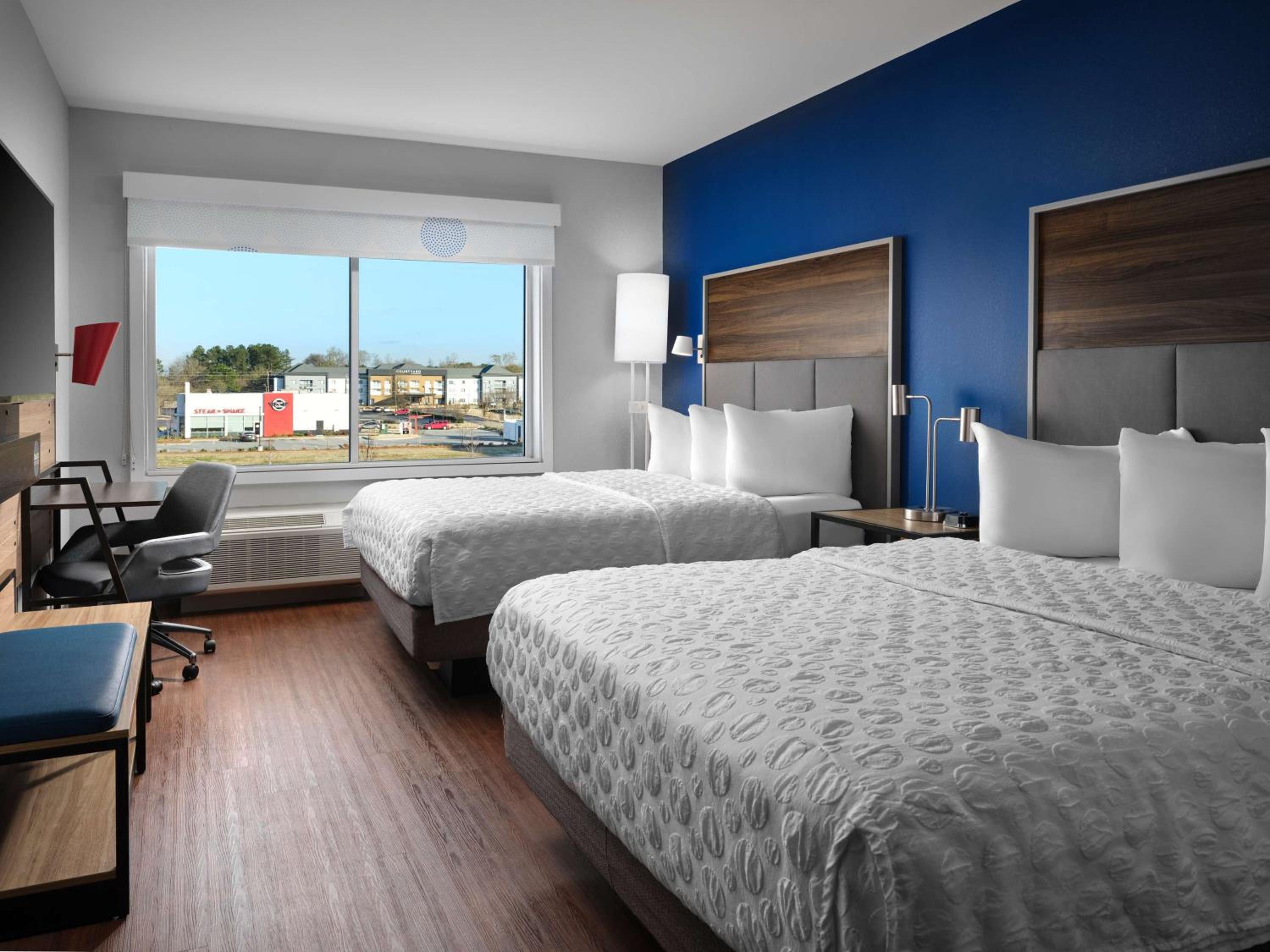 Queen Room with Two Queen Beds - Photo 4