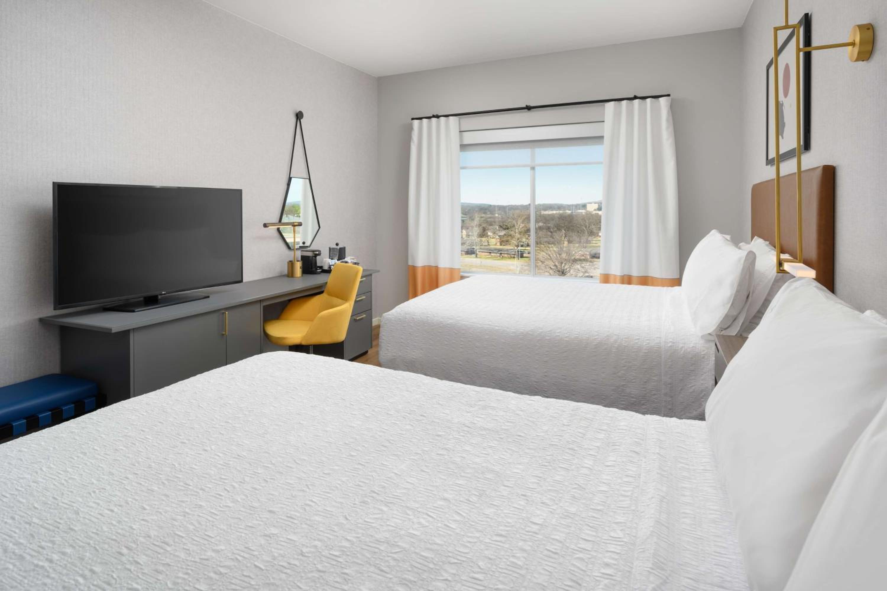 Queen Room with Two Queen Beds - Photo 4
