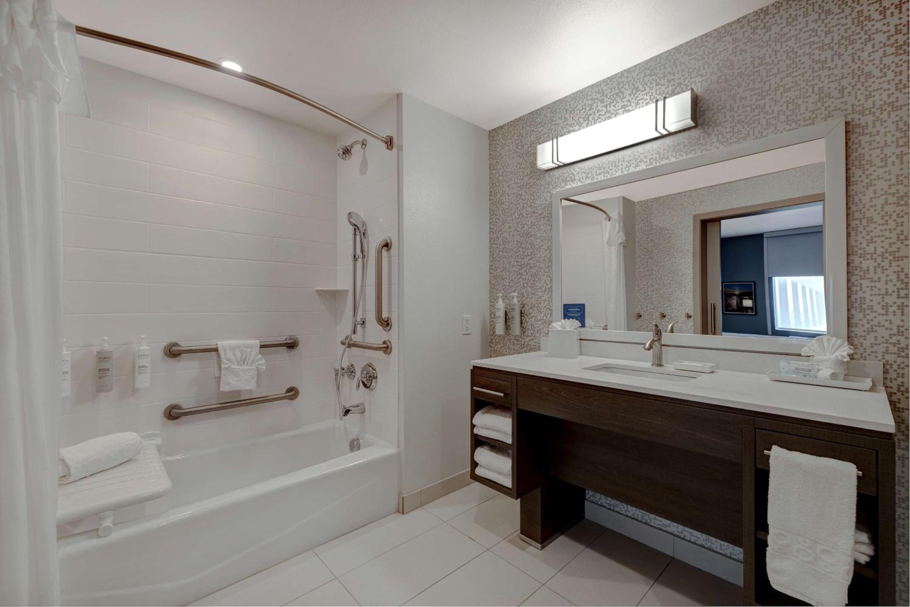 King Studio - Mobility and Hearing Access/Non-Smoking - Photo 6